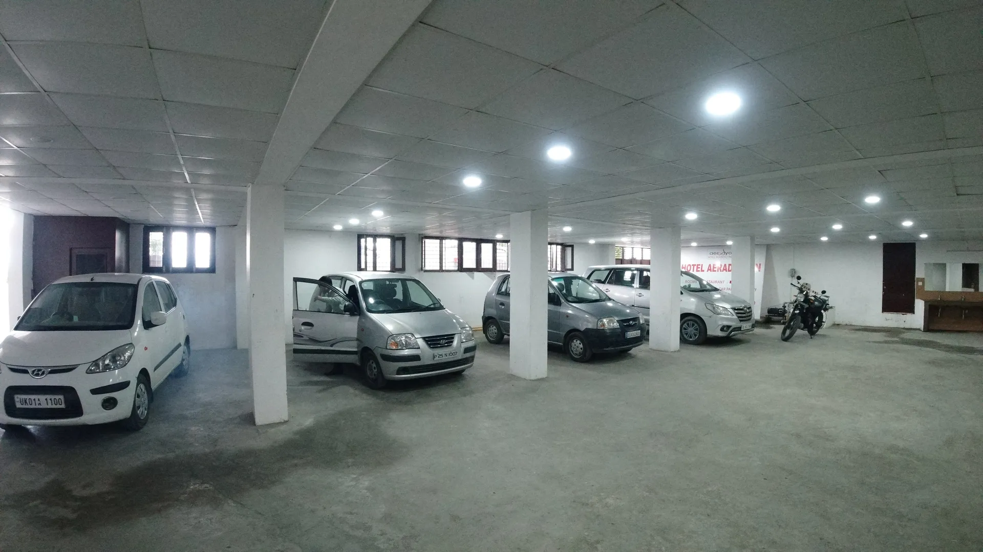 Hotel Aeradyo Inn Parking