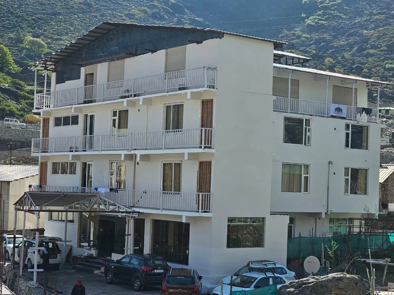 HOTEL PINNACLE PEAKS Facade
