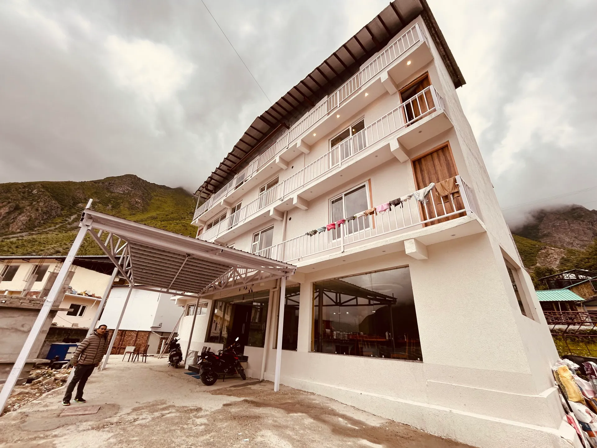 HOTEL PINNACLE PEAKS Facade