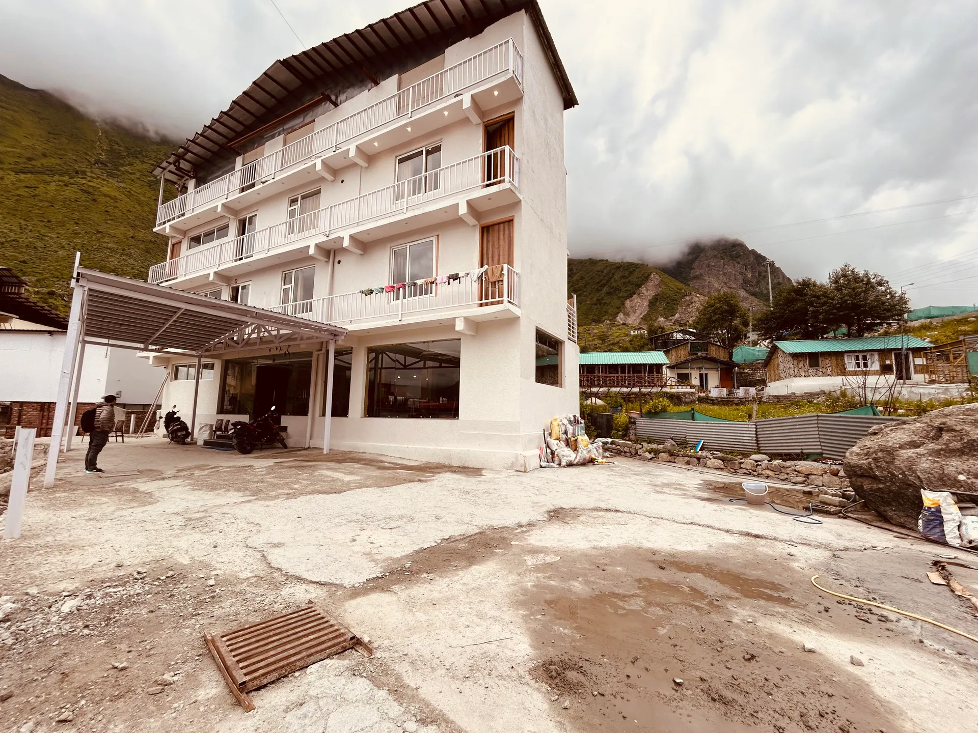 HOTEL PINNACLE PEAKS Facade