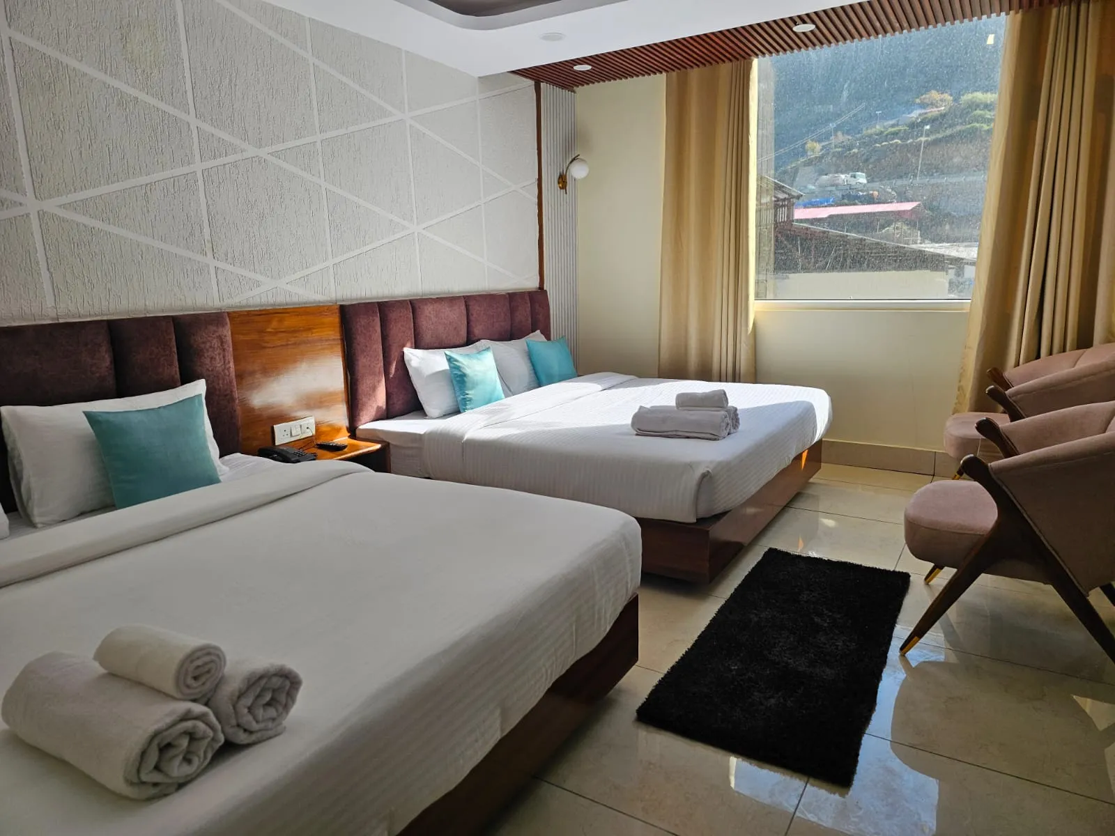 HOTEL PINNACLE PEAKS Room