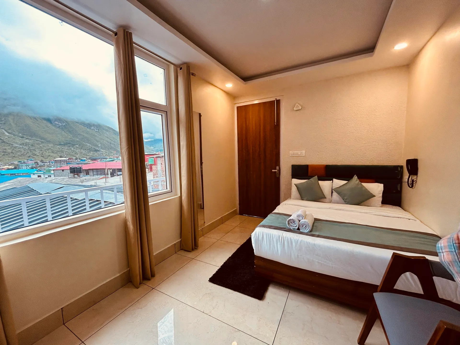 HOTEL PINNACLE PEAKS Room