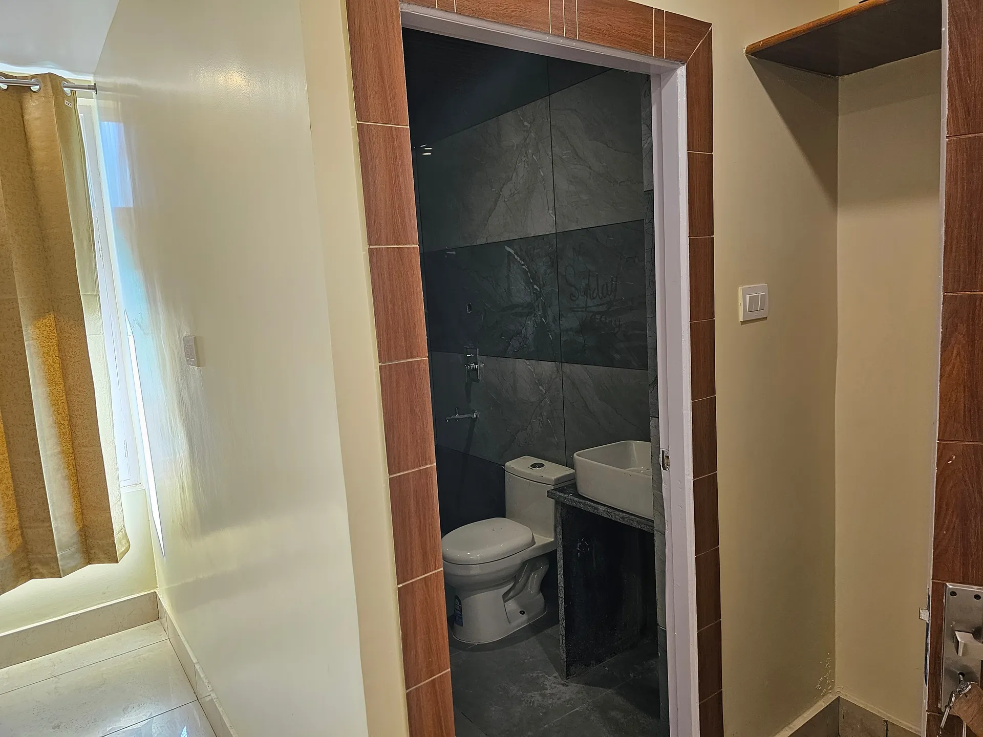 HOTEL PINNACLE PEAKS Washroom