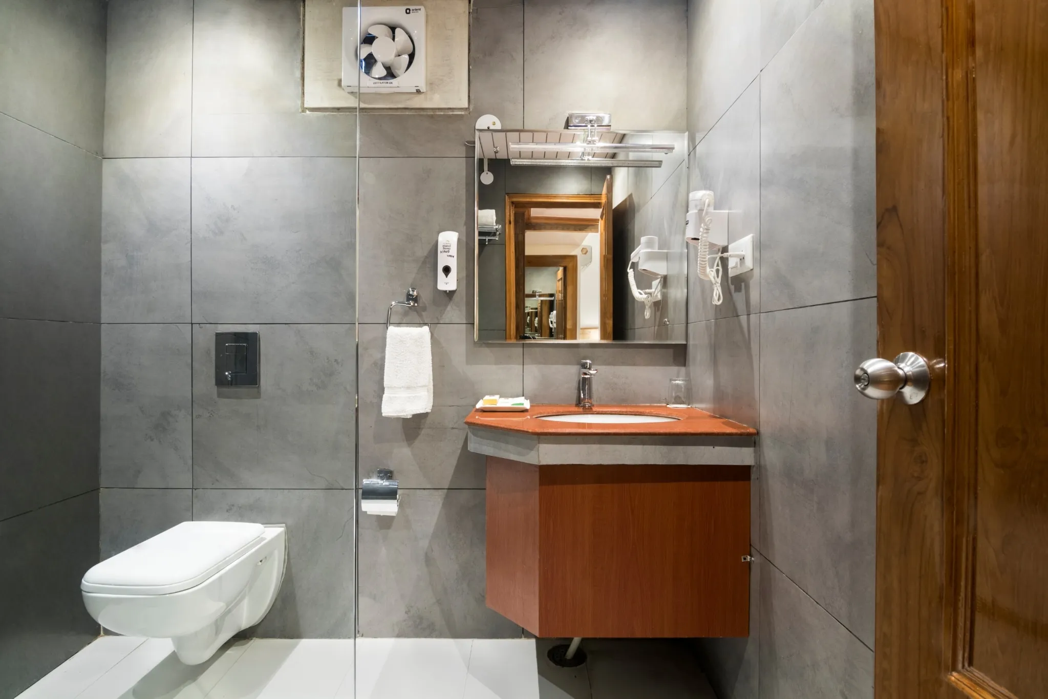 Aaroham The Watergate Hotel Bhimtal Washroom