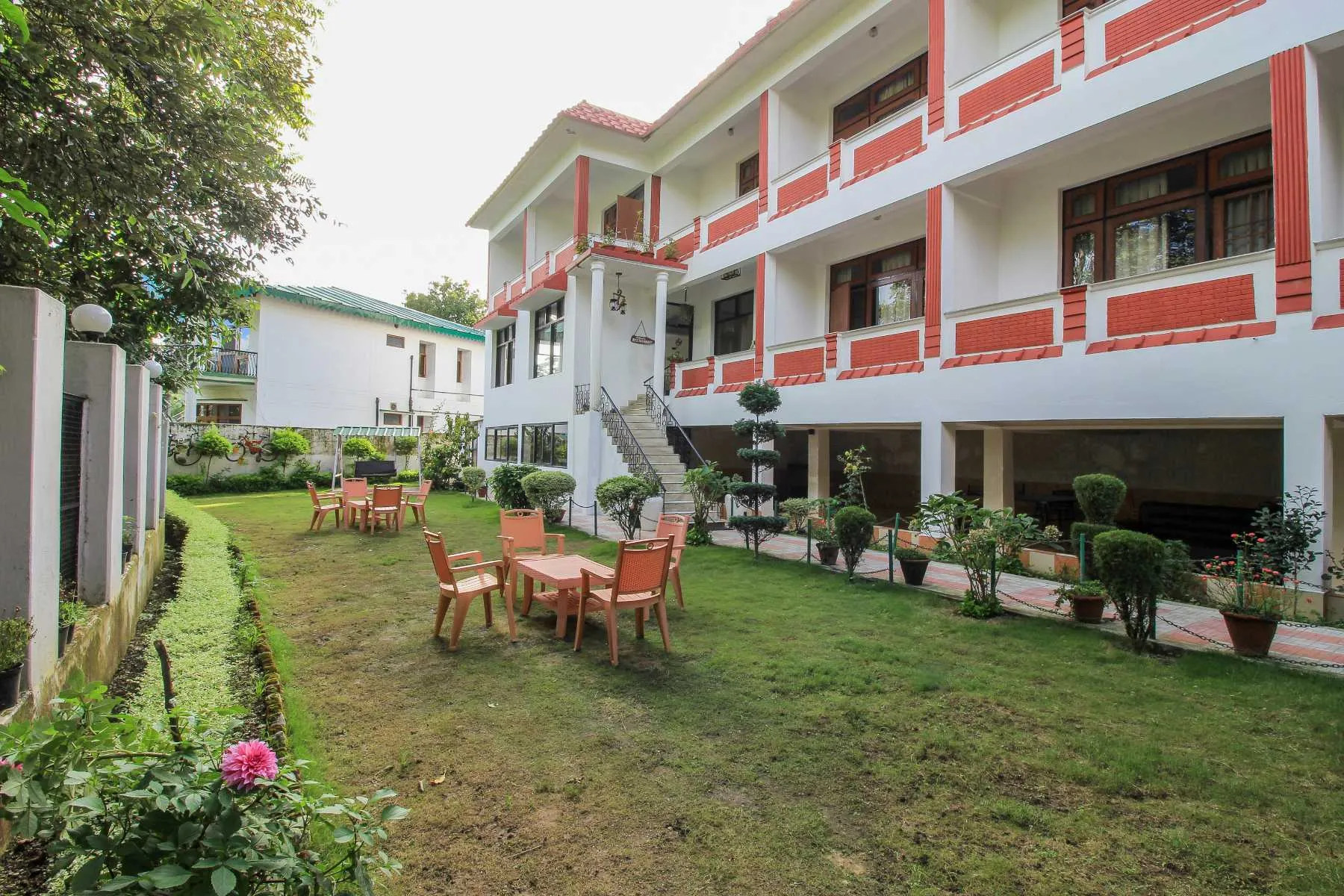Hotel Maya Regency Bhimtal Outdoors