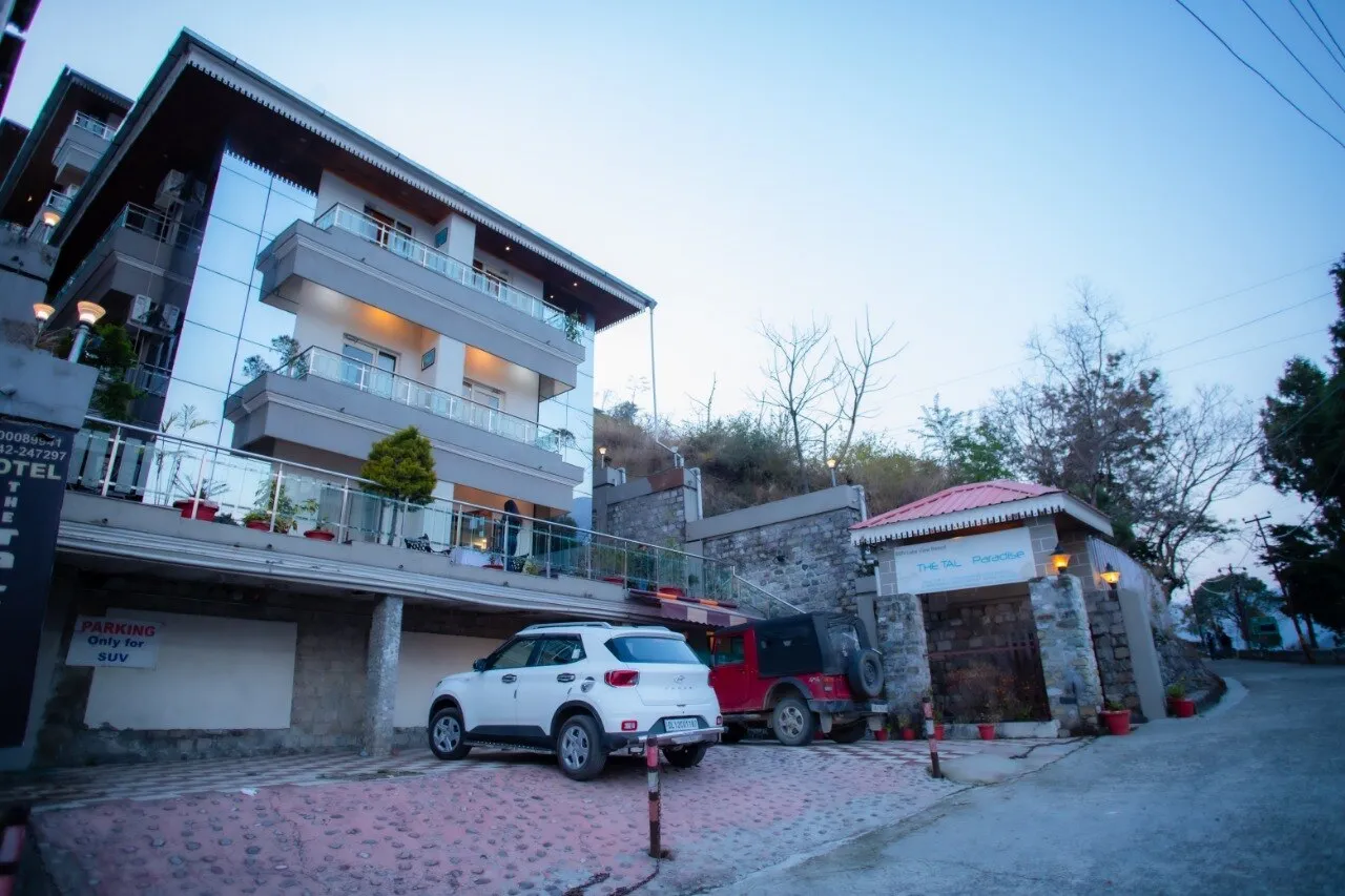 The Tal Paradise( 20 km from Nainital ) A Lake Side Hotel Parking