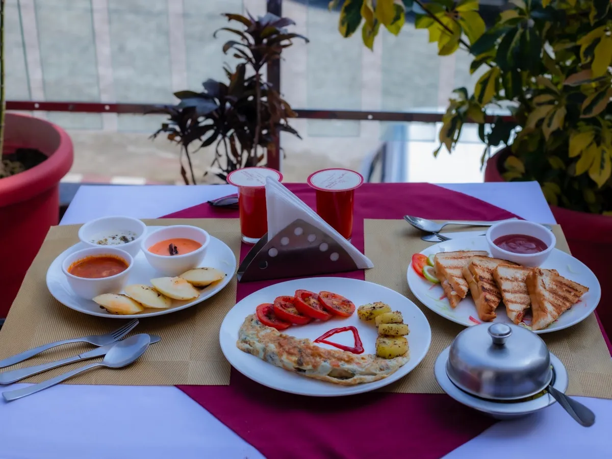 The Tal Paradise( 20 km from Nainital ) A Lake Side Hotel Restaurant