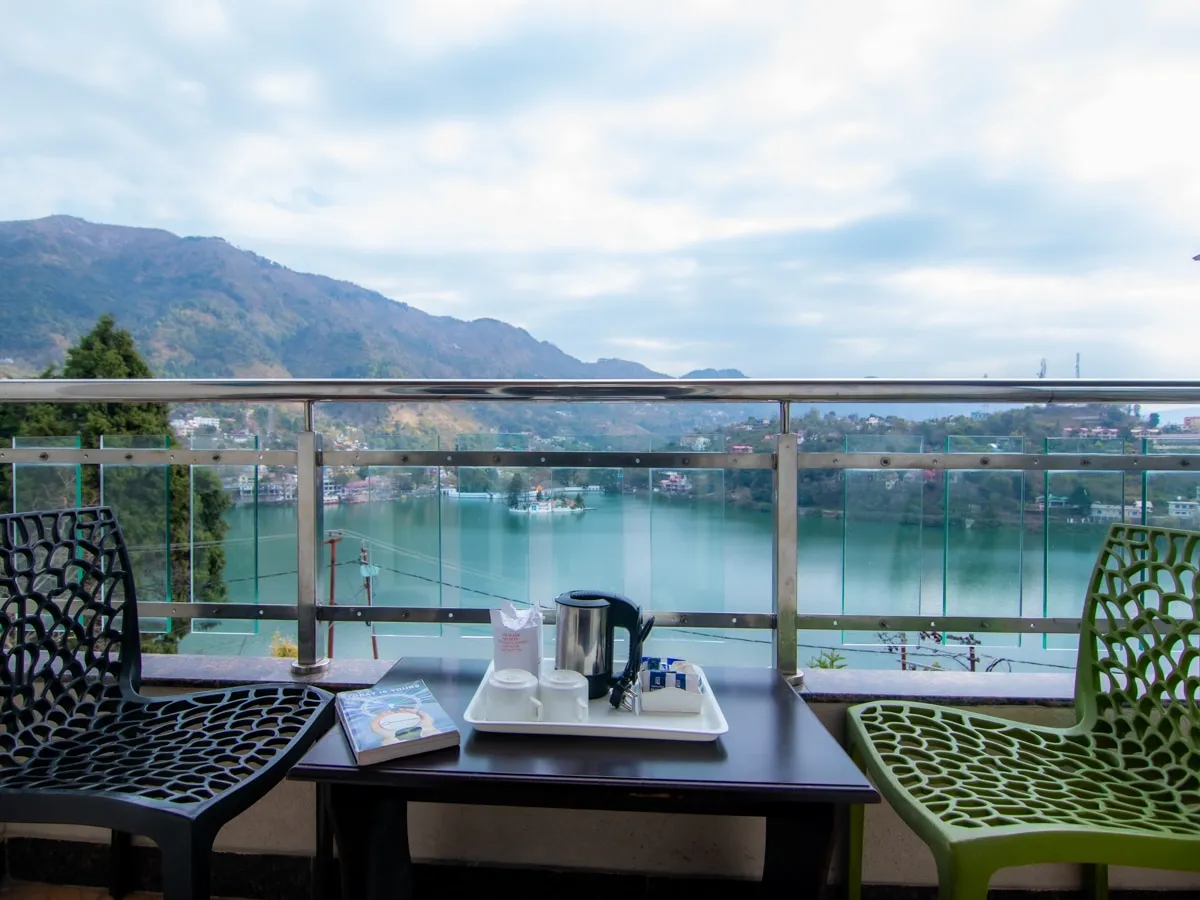 The Tal Paradise( 20 km from Nainital ) A Lake Side Hotel Room