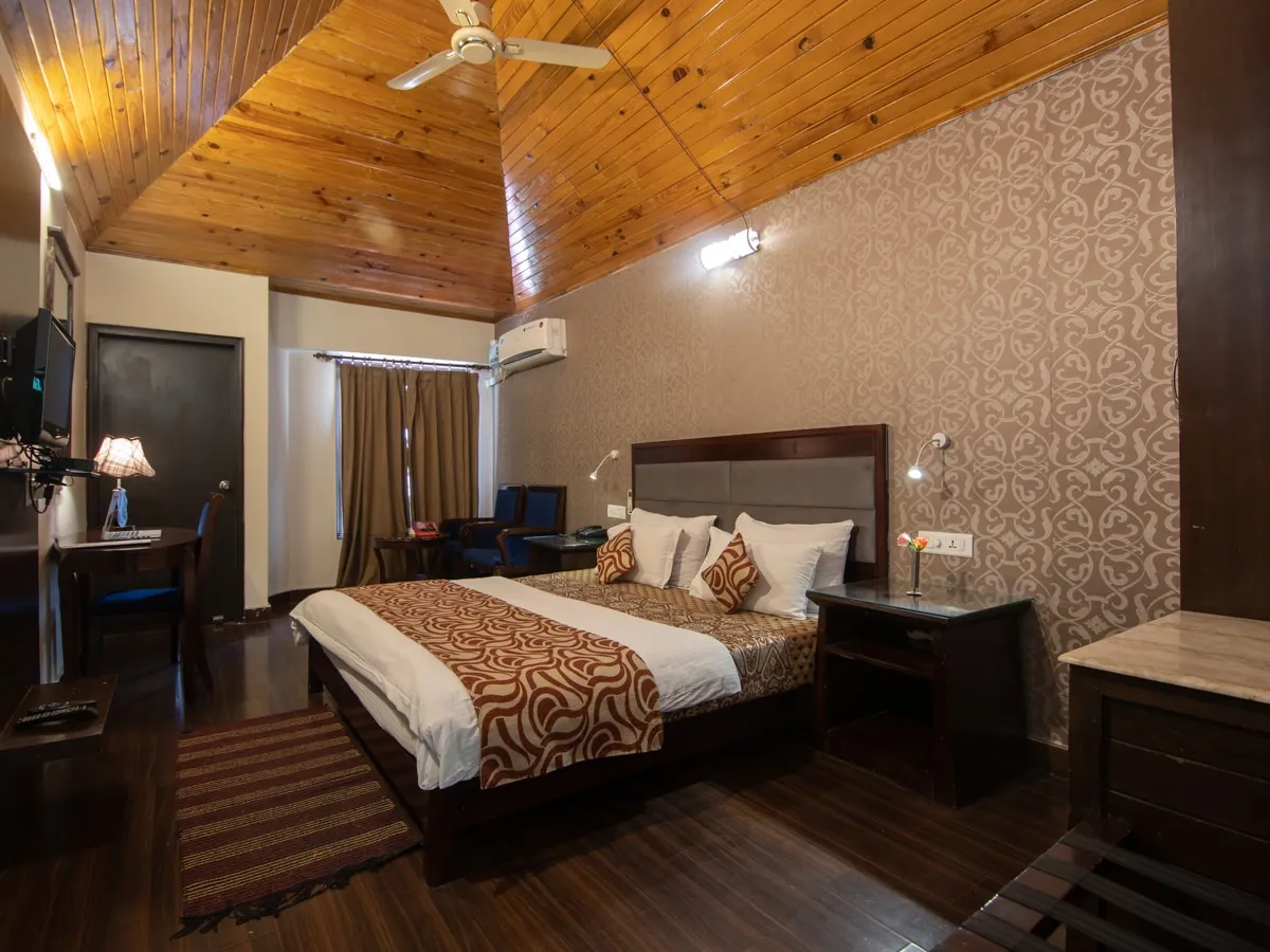 The Tal Paradise( 20 km from Nainital ) A Lake Side Hotel Room