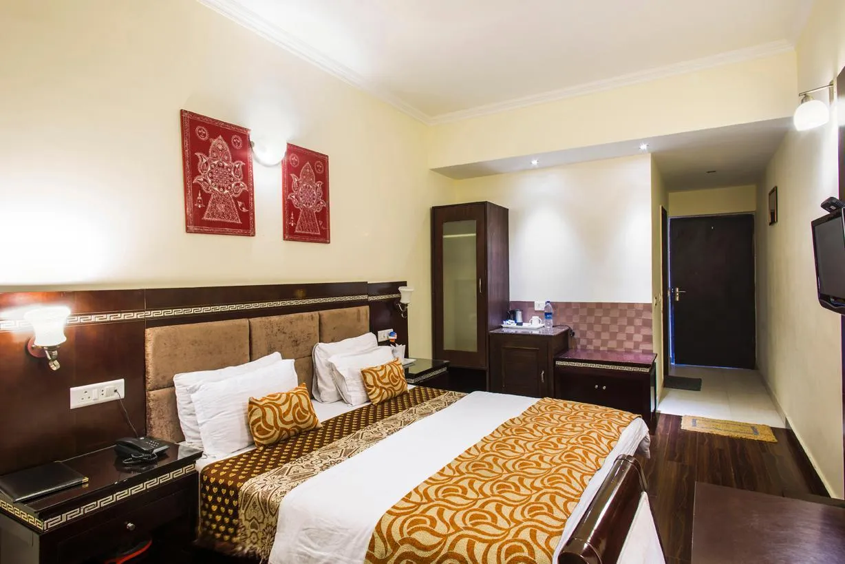 The Tal Paradise( 20 km from Nainital ) A Lake Side Hotel Room
