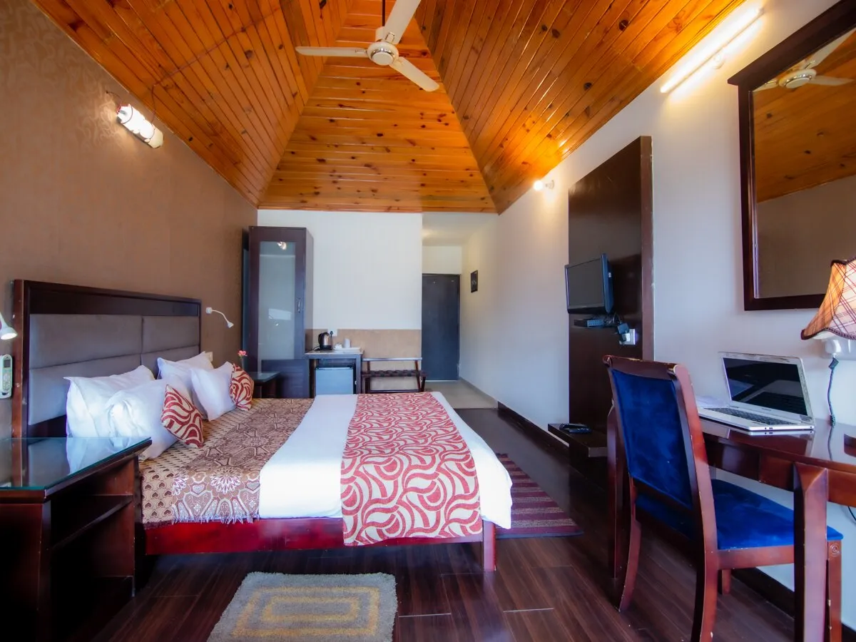 The Tal Paradise( 20 km from Nainital ) A Lake Side Hotel Room