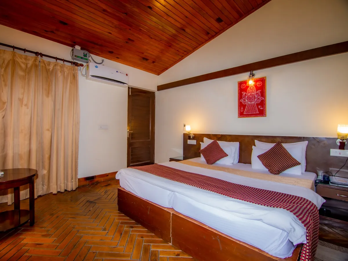 The Tal Paradise( 20 km from Nainital ) A Lake Side Hotel Room