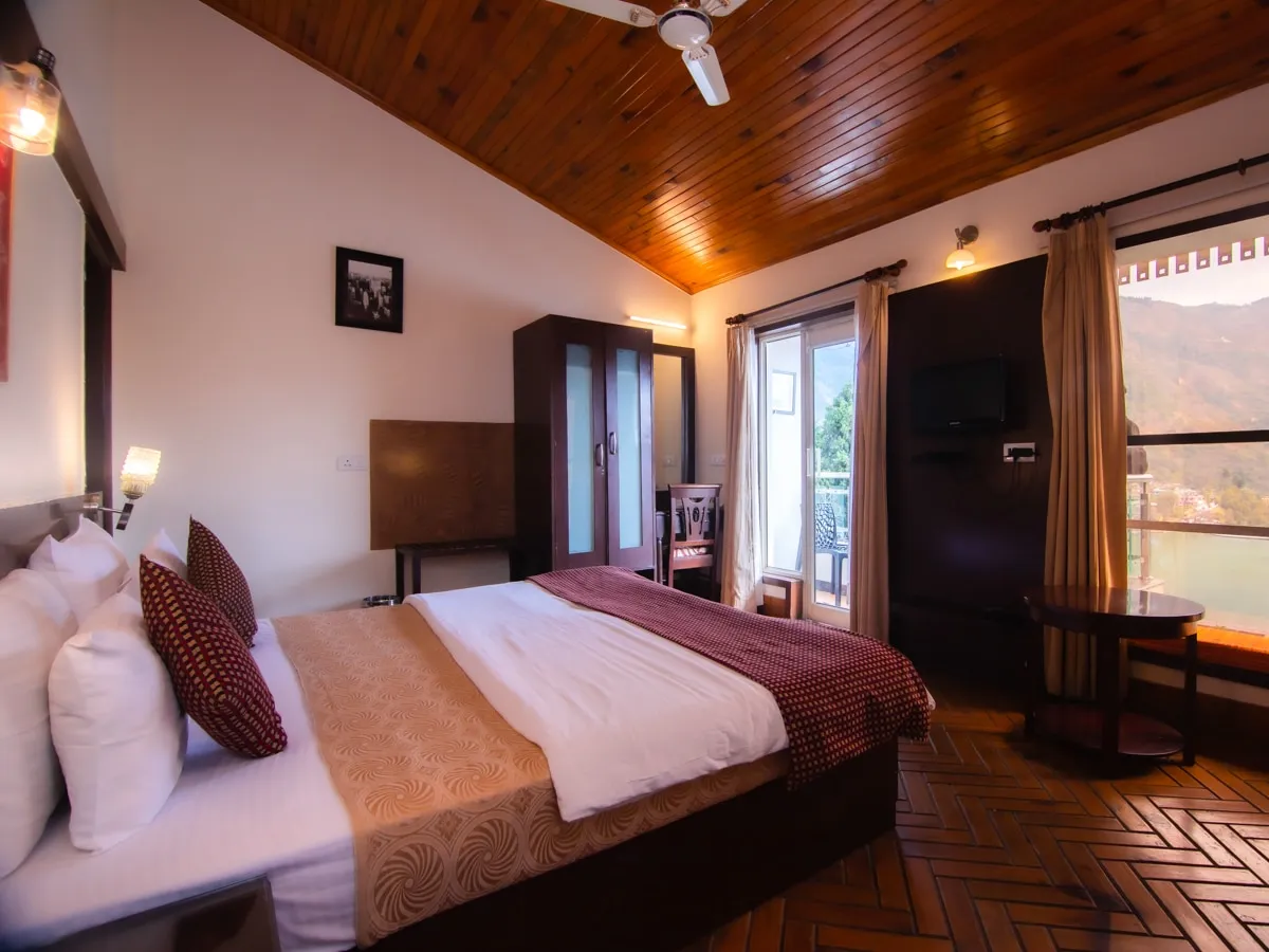 The Tal Paradise( 20 km from Nainital ) A Lake Side Hotel Room