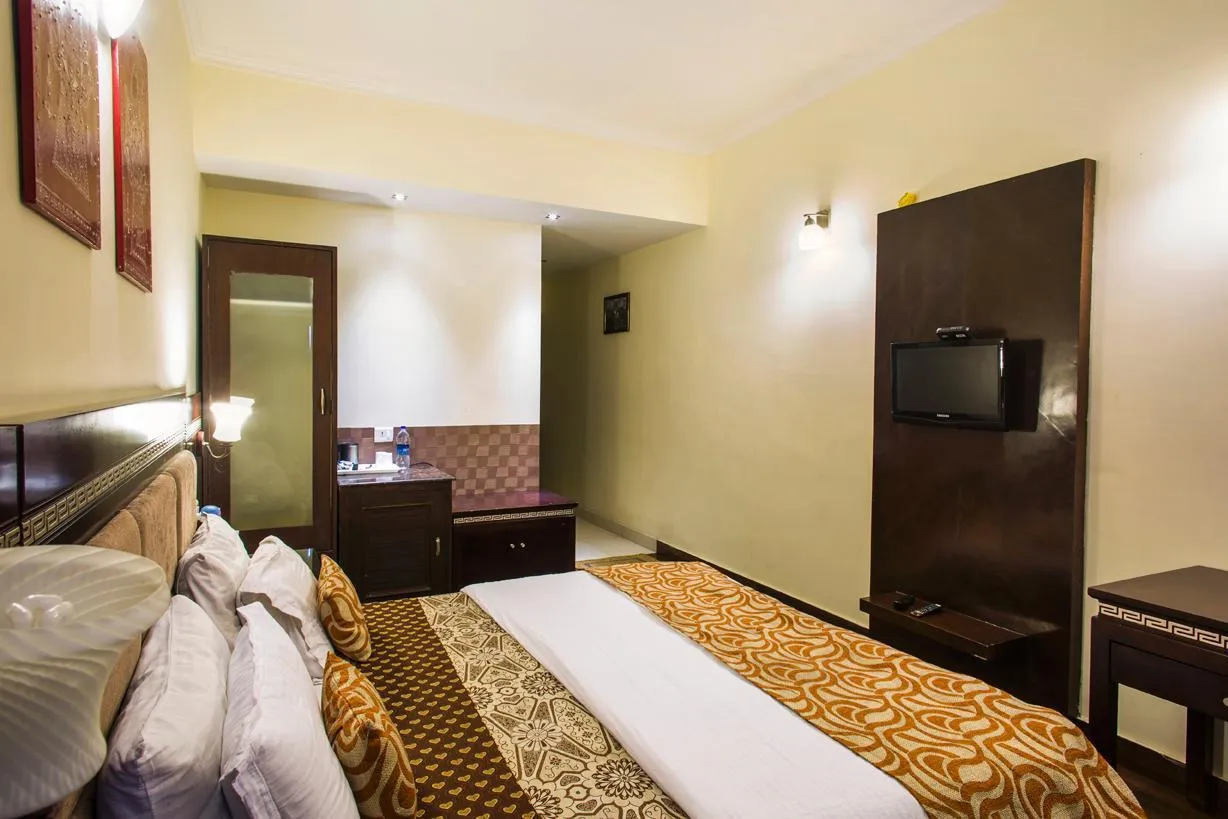 The Tal Paradise( 20 km from Nainital ) A Lake Side Hotel Room