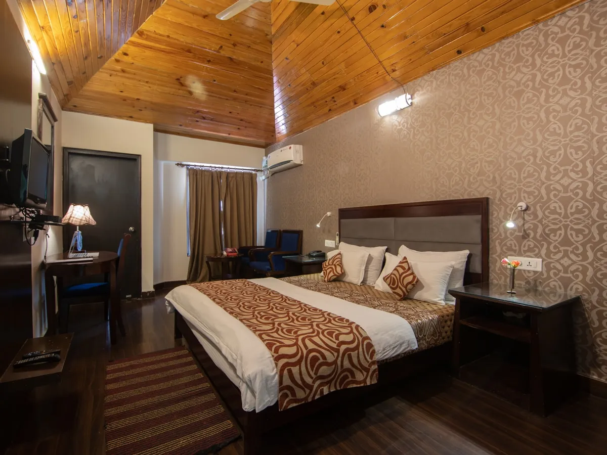 The Tal Paradise( 20 km from Nainital ) A Lake Side Hotel Room