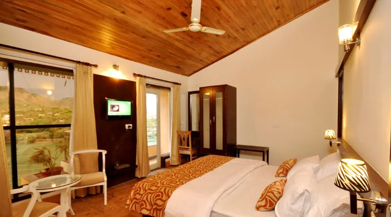The Tal Paradise( 20 km from Nainital ) A Lake Side Hotel Room