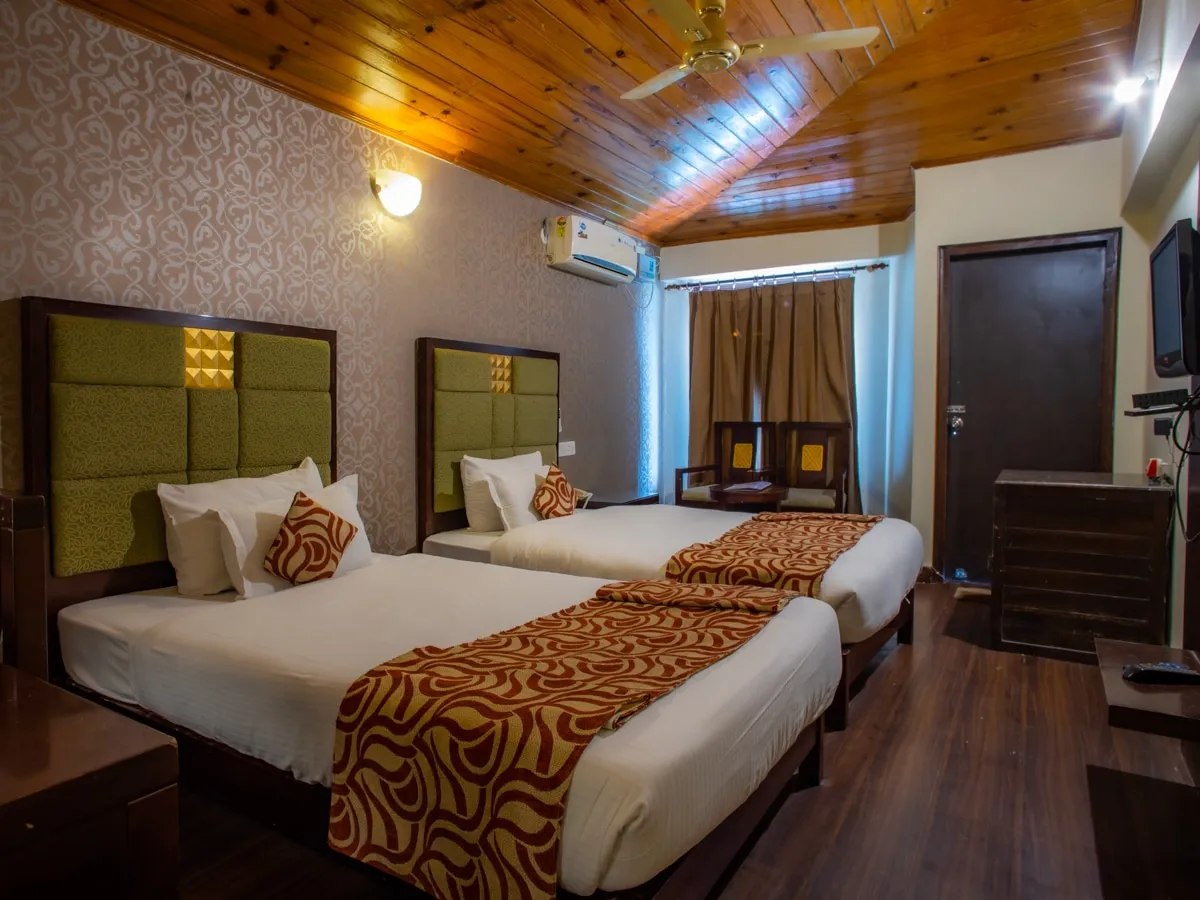 The Tal Paradise( 20 km from Nainital ) A Lake Side Hotel Room