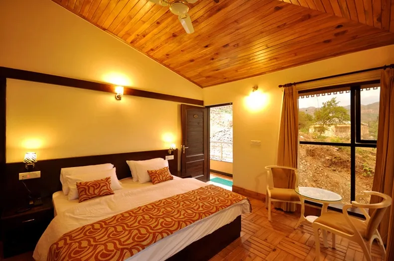 The Tal Paradise( 20 km from Nainital ) A Lake Side Hotel Room
