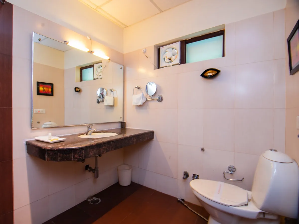 The Tal Paradise( 20 km from Nainital ) A Lake Side Hotel Washroom