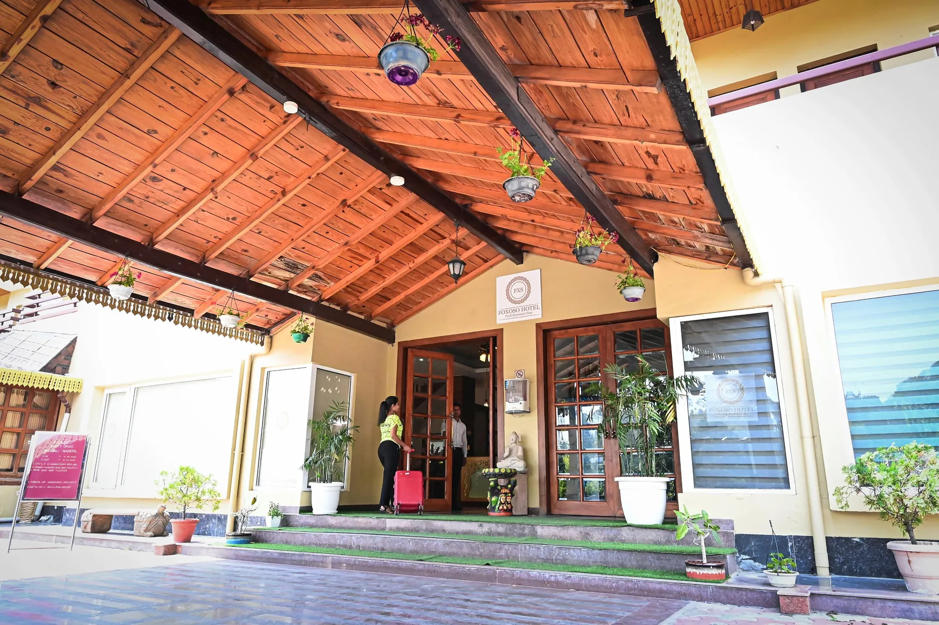 Foxoso Misty Oak Resort Nainital Entrance