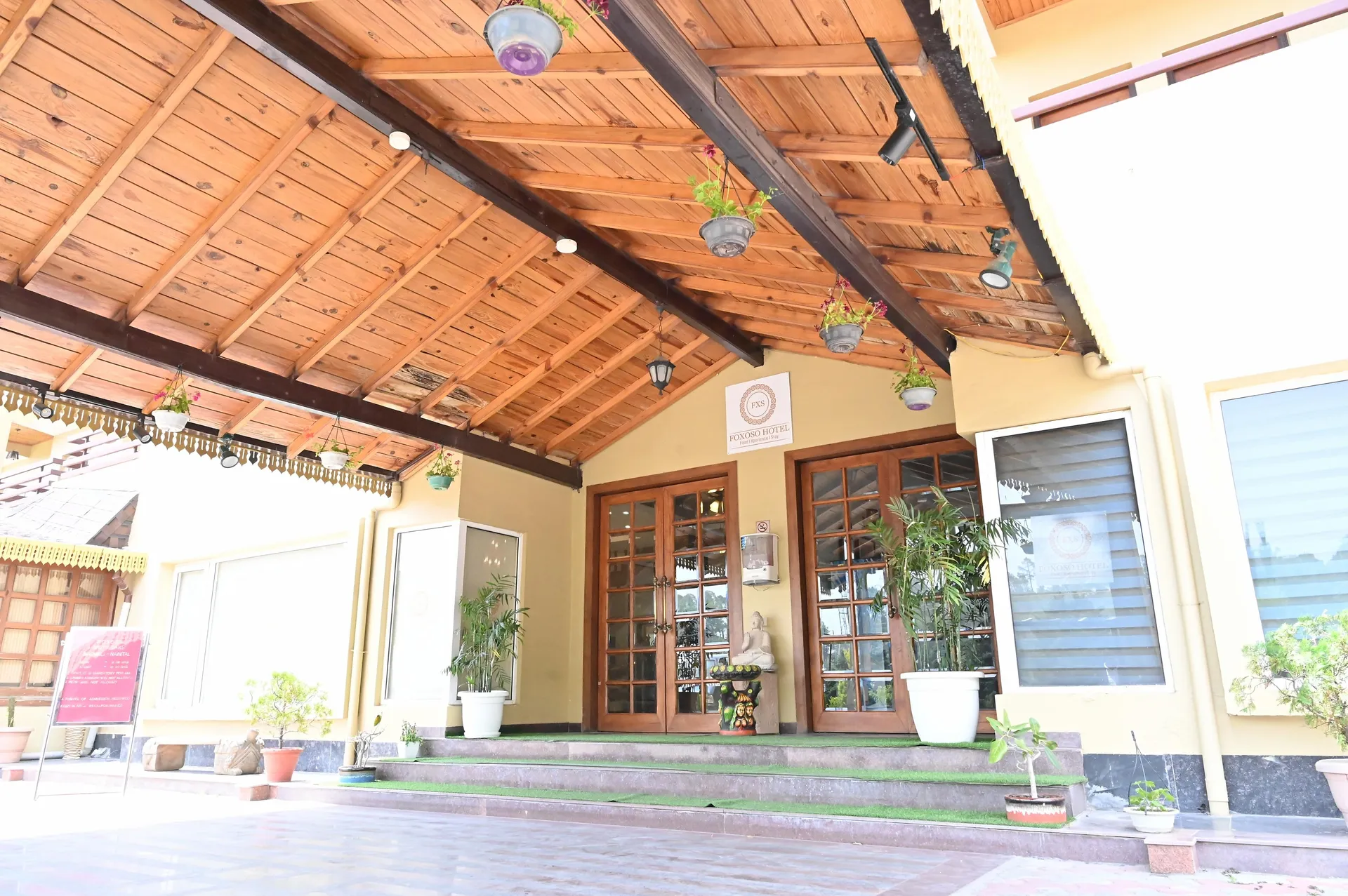 Foxoso Misty Oak Resort Nainital Entrance