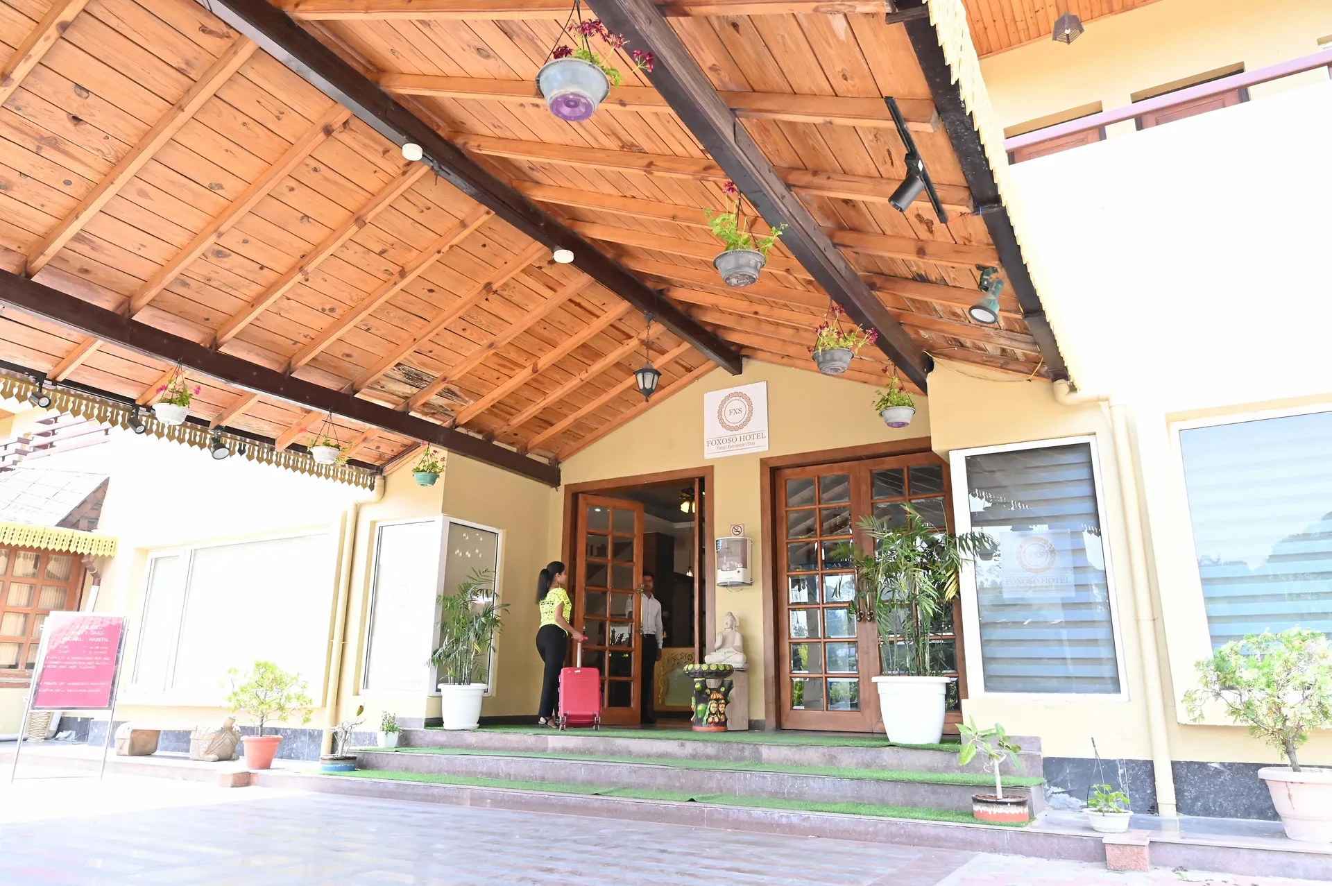 Foxoso Misty Oak Resort Nainital Entrance