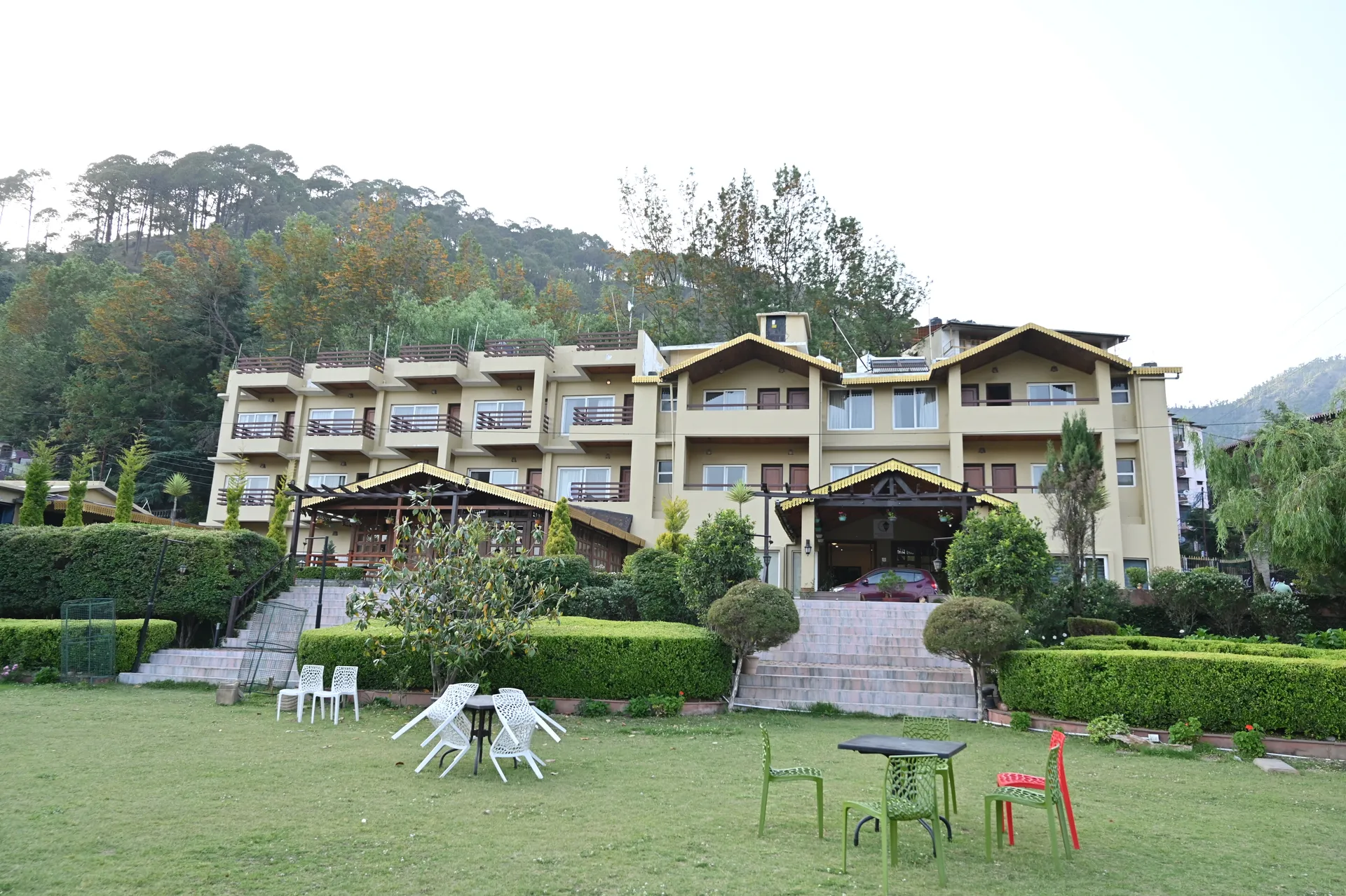 Foxoso Misty Oak Resort Nainital Facade