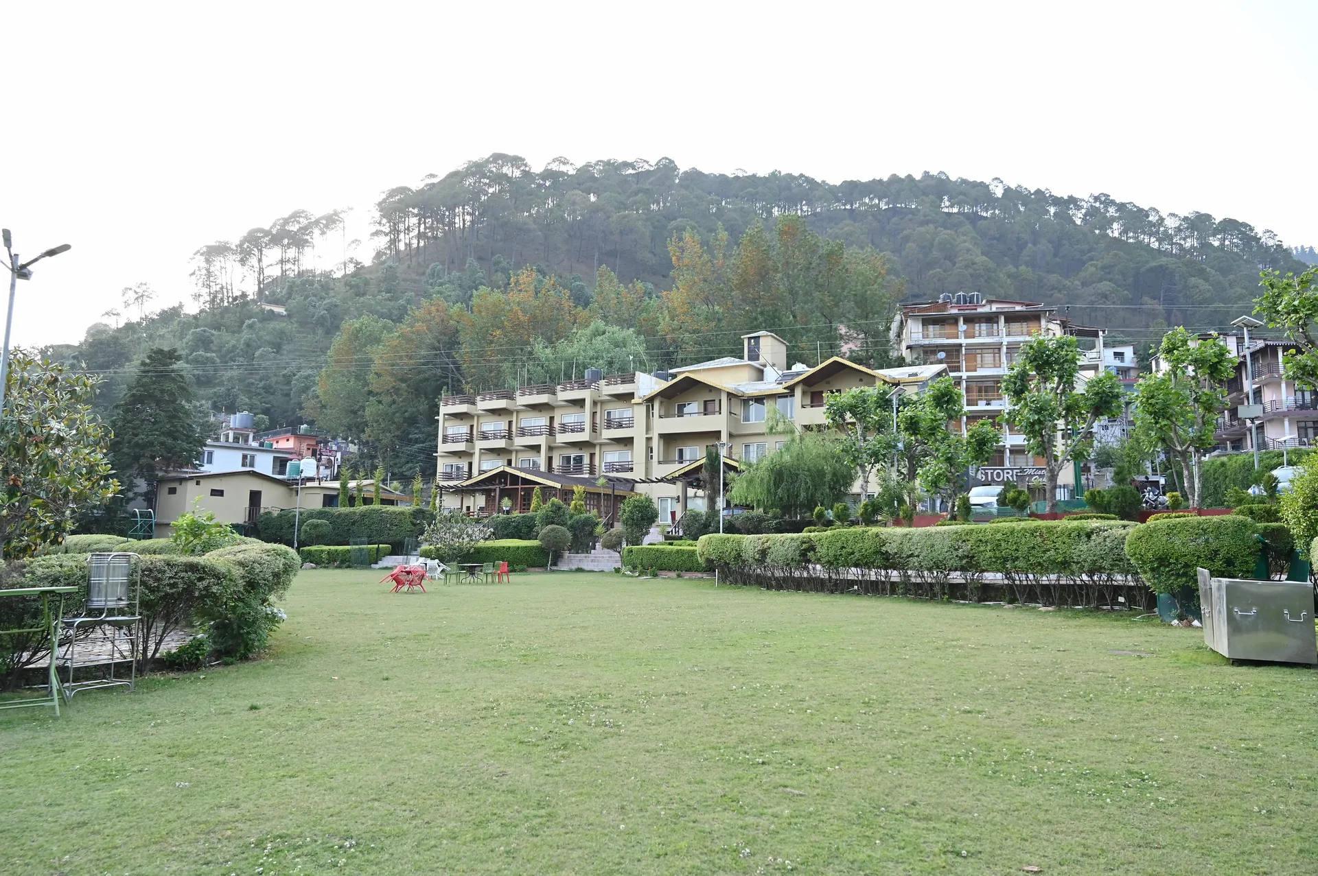 Foxoso Misty Oak Resort Nainital Facade
