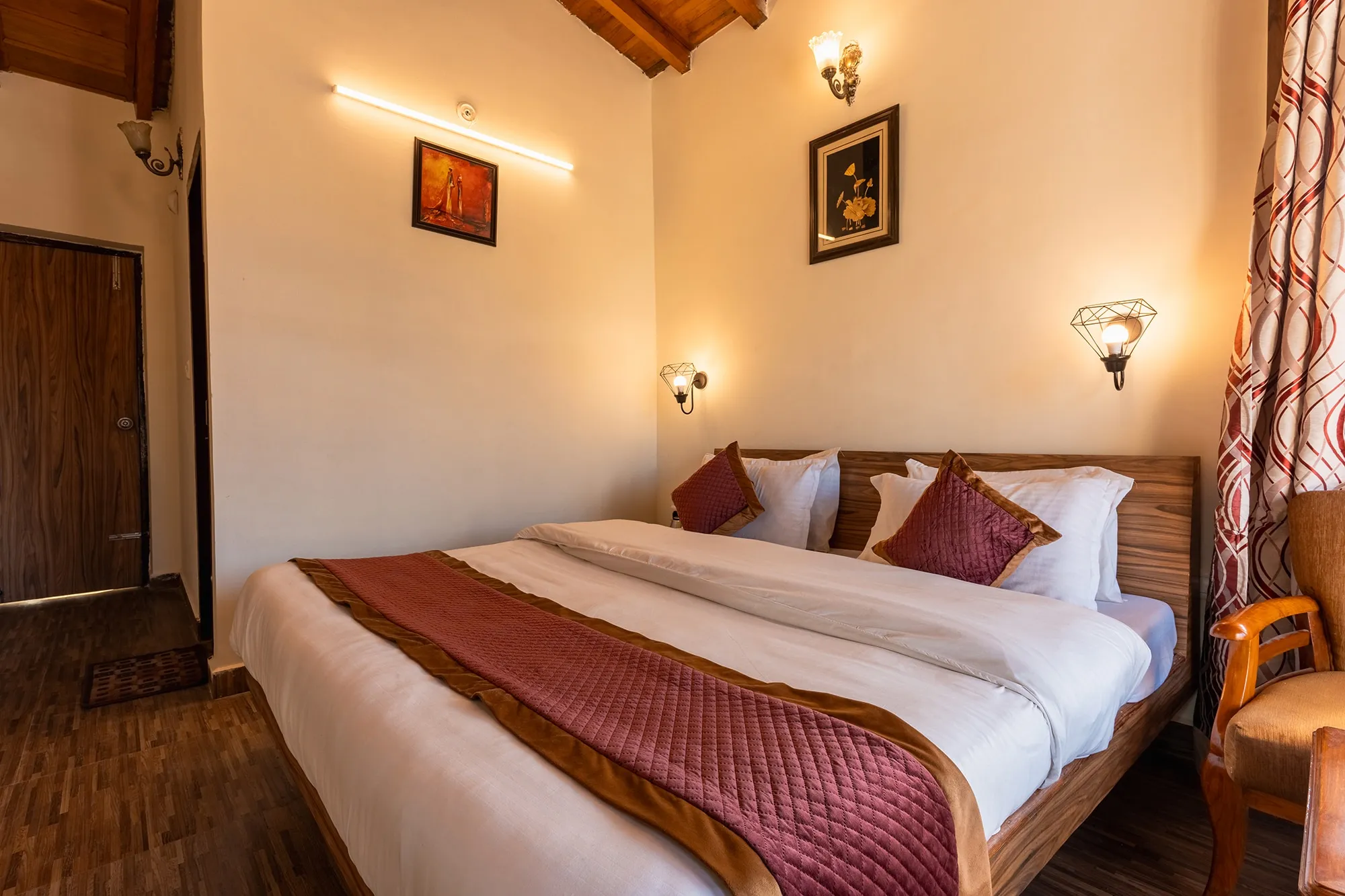 The Raikwal's Hotel & Restaurant Room