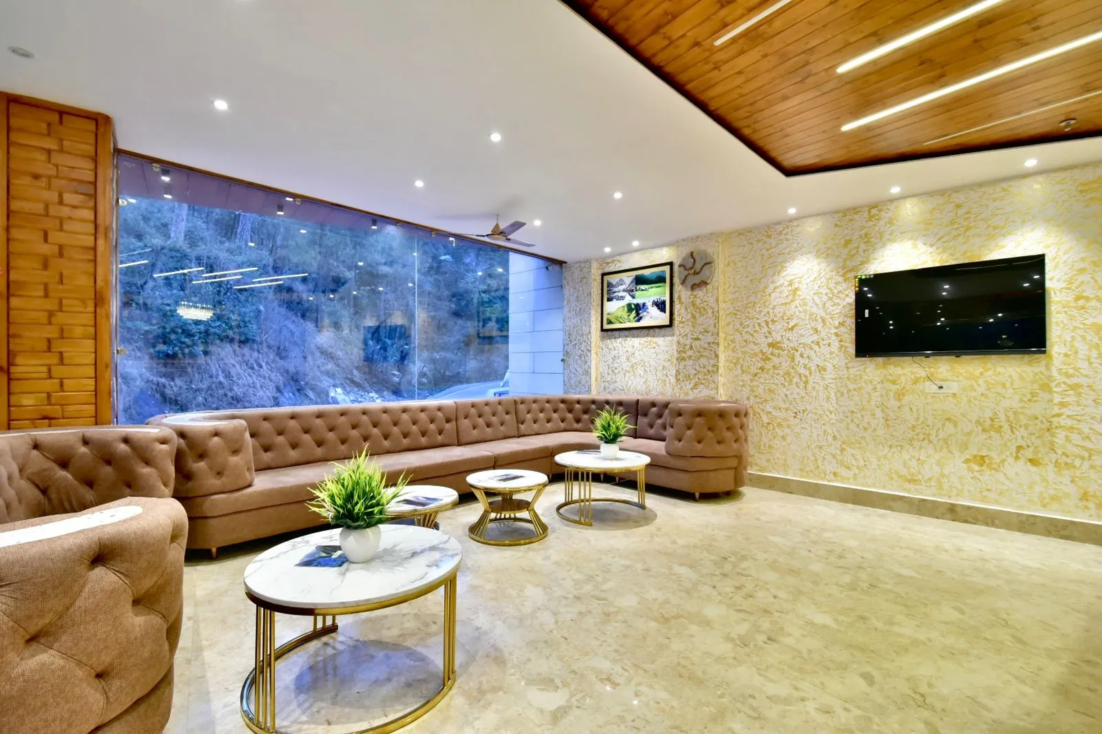 DLS Ark Holiday Inn Common Area