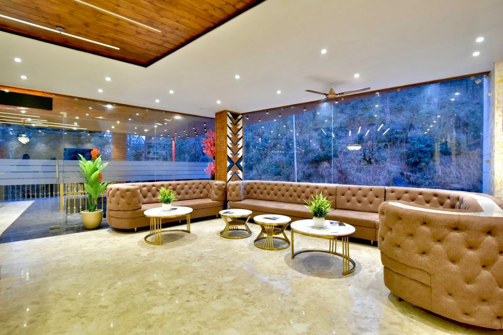DLS Ark Holiday Inn Common Area