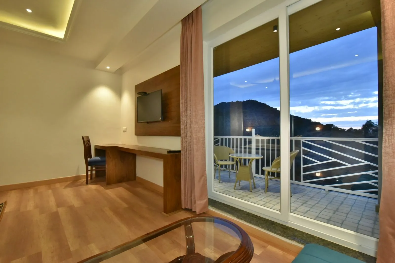 DLS Ark Holiday Inn Outdoors