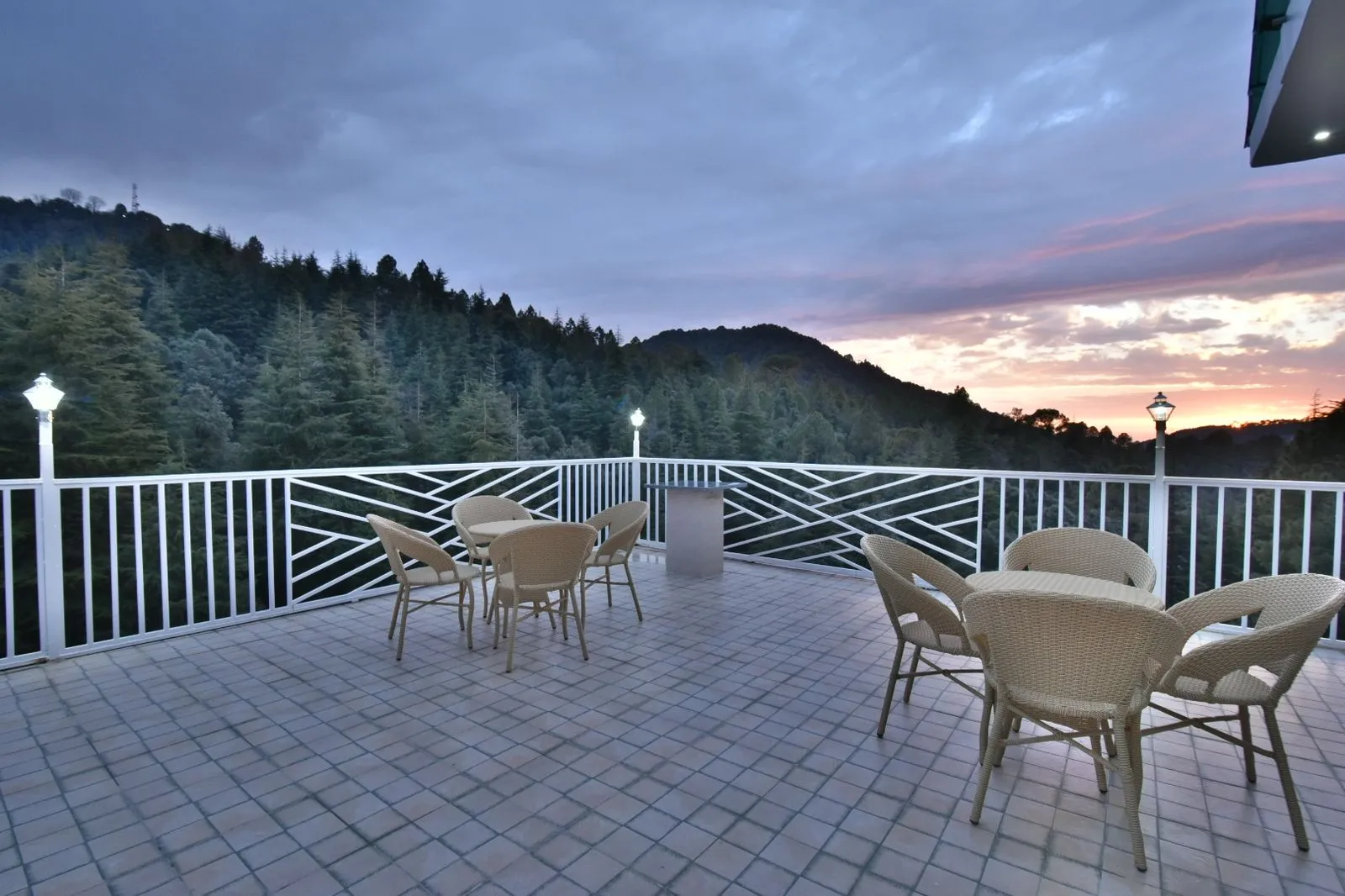 DLS Ark Holiday Inn Outdoors
