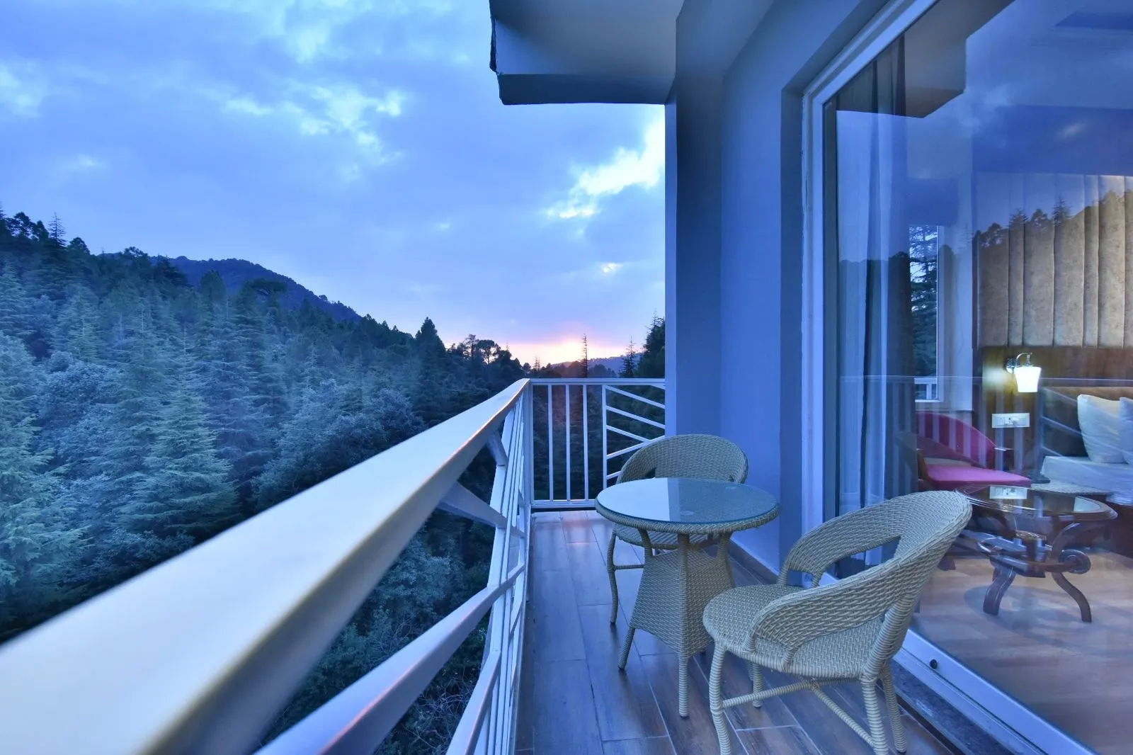DLS Ark Holiday Inn Outdoors