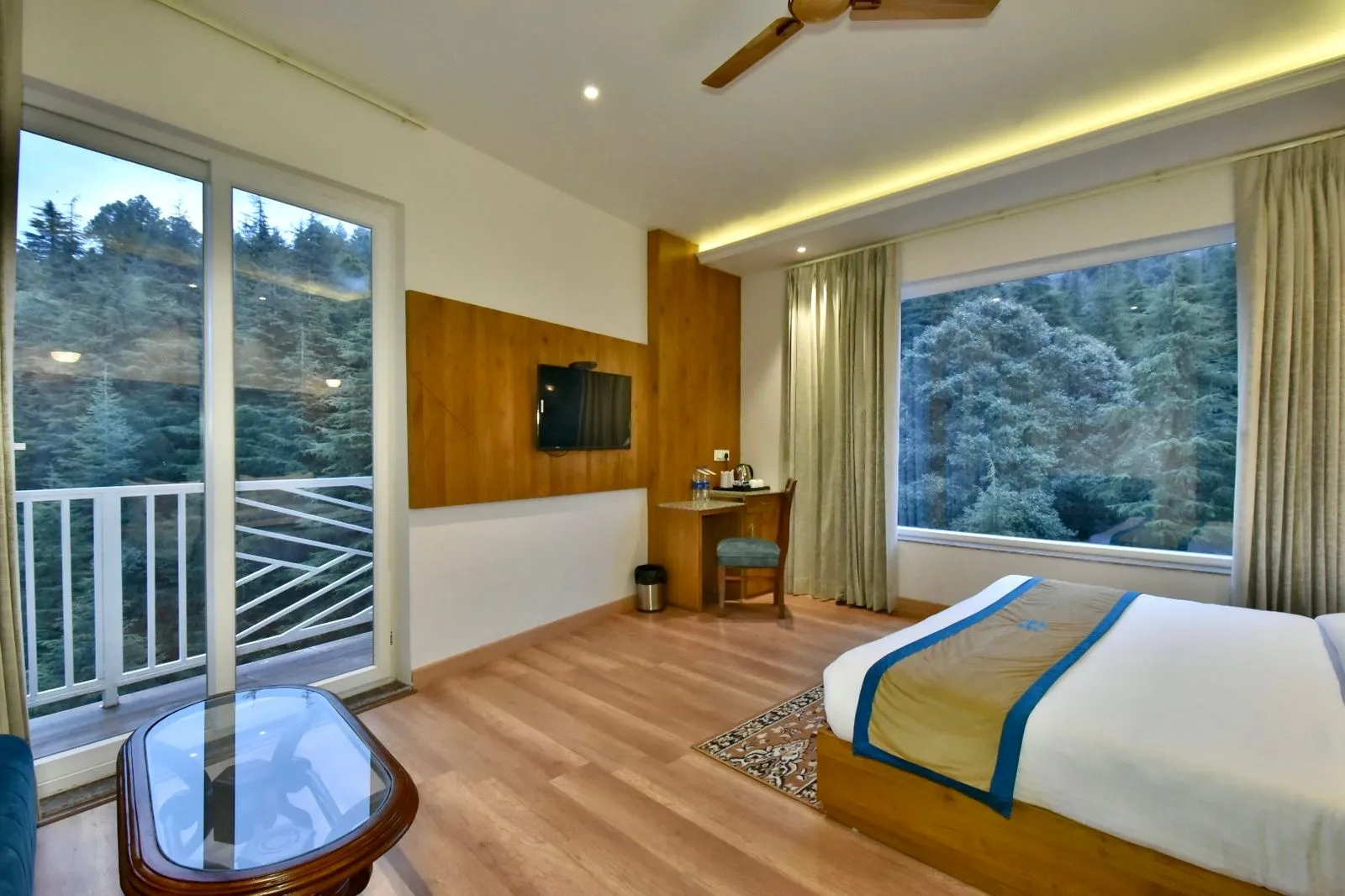 DLS Ark Holiday Inn Room