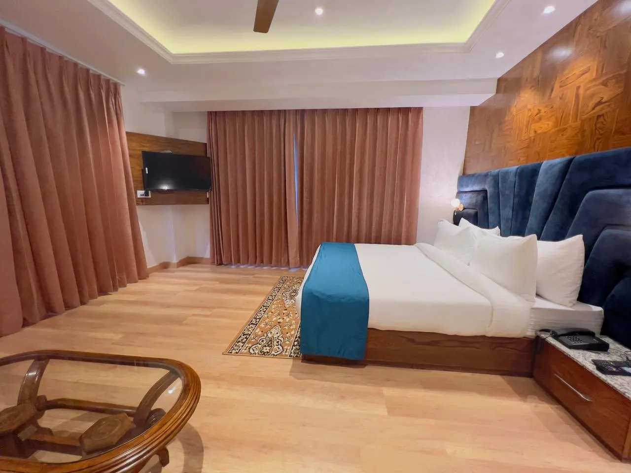 DLS Ark Holiday Inn Room