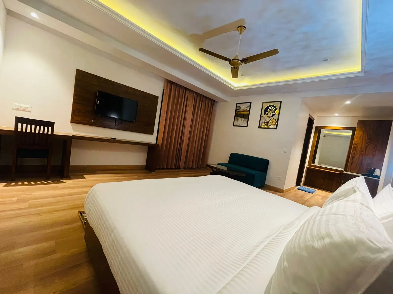 DLS Ark Holiday Inn Room
