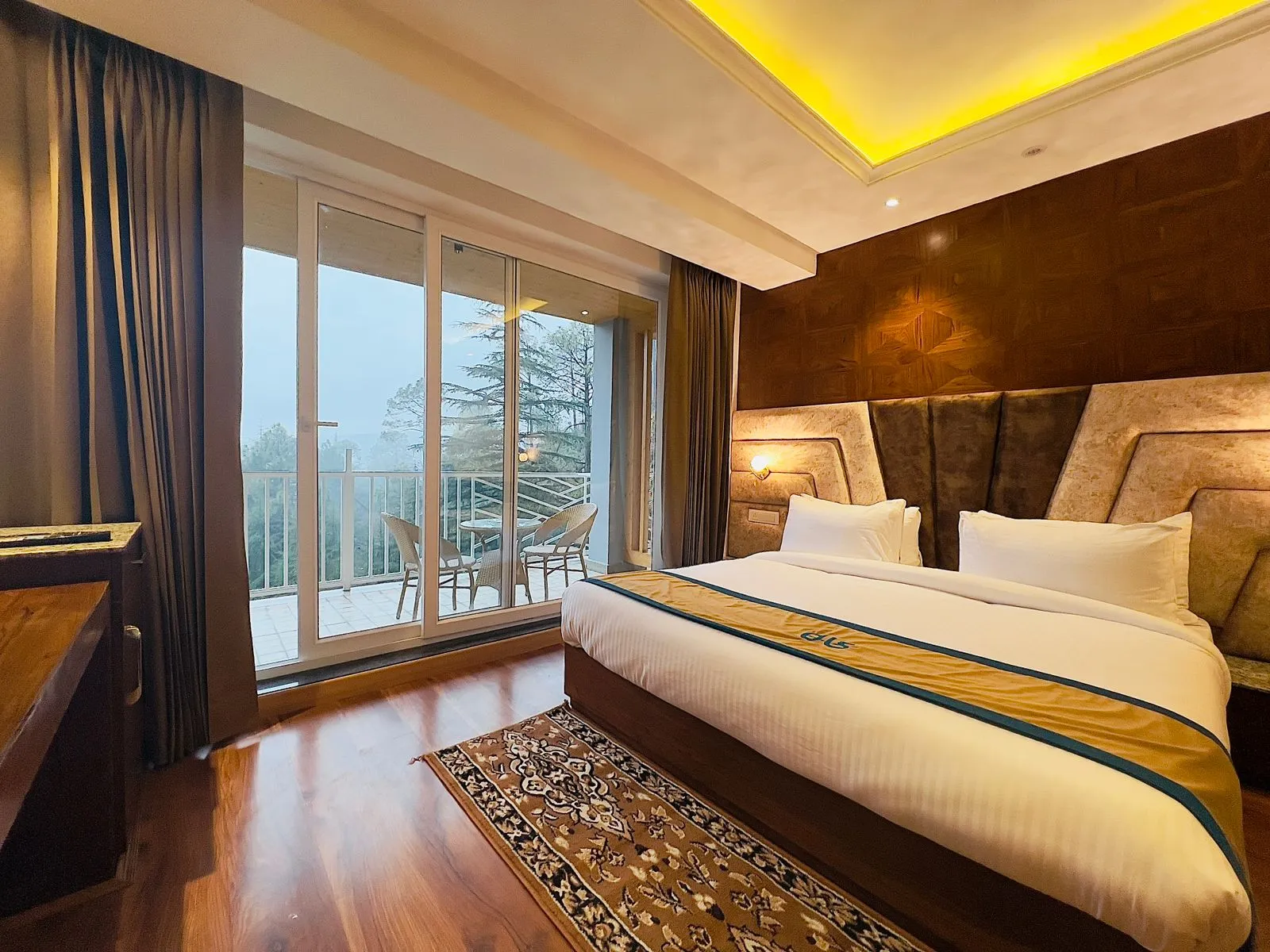 DLS Ark Holiday Inn Room
