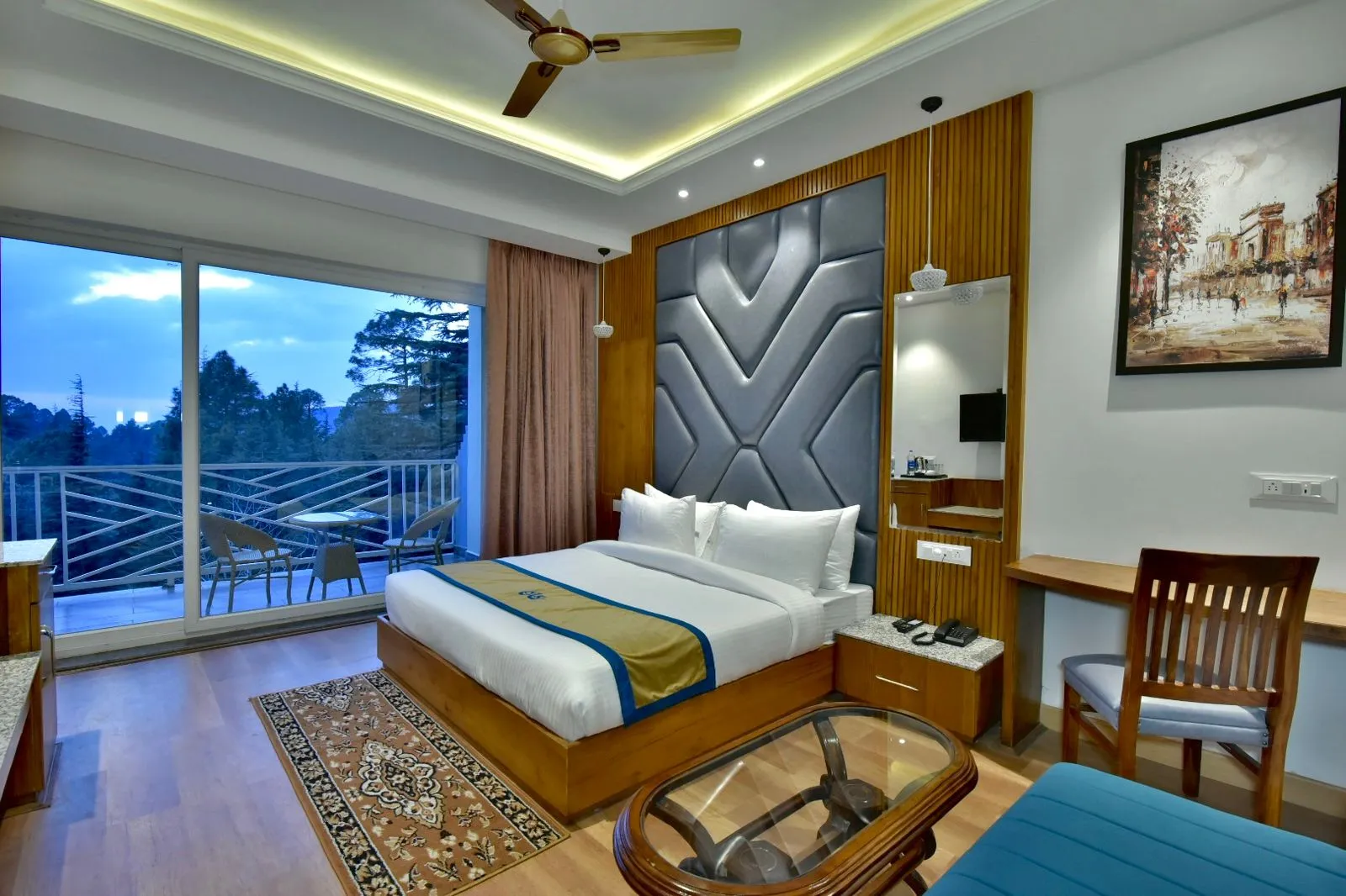 DLS Ark Holiday Inn Room