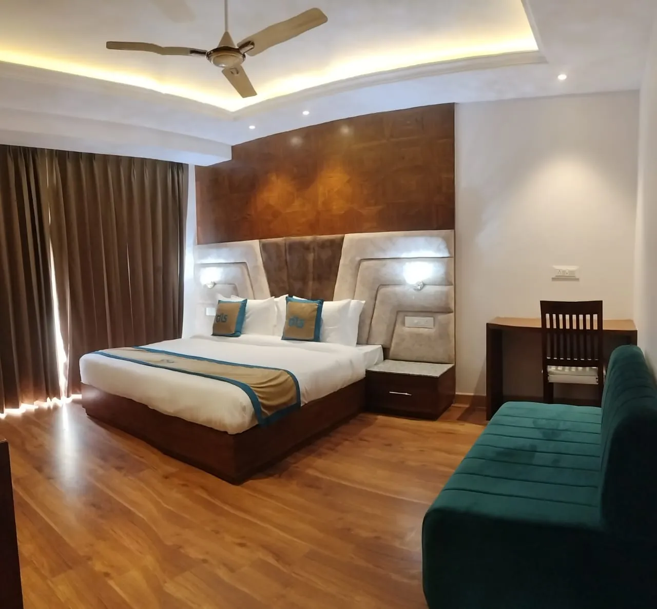 DLS Ark Holiday Inn Room