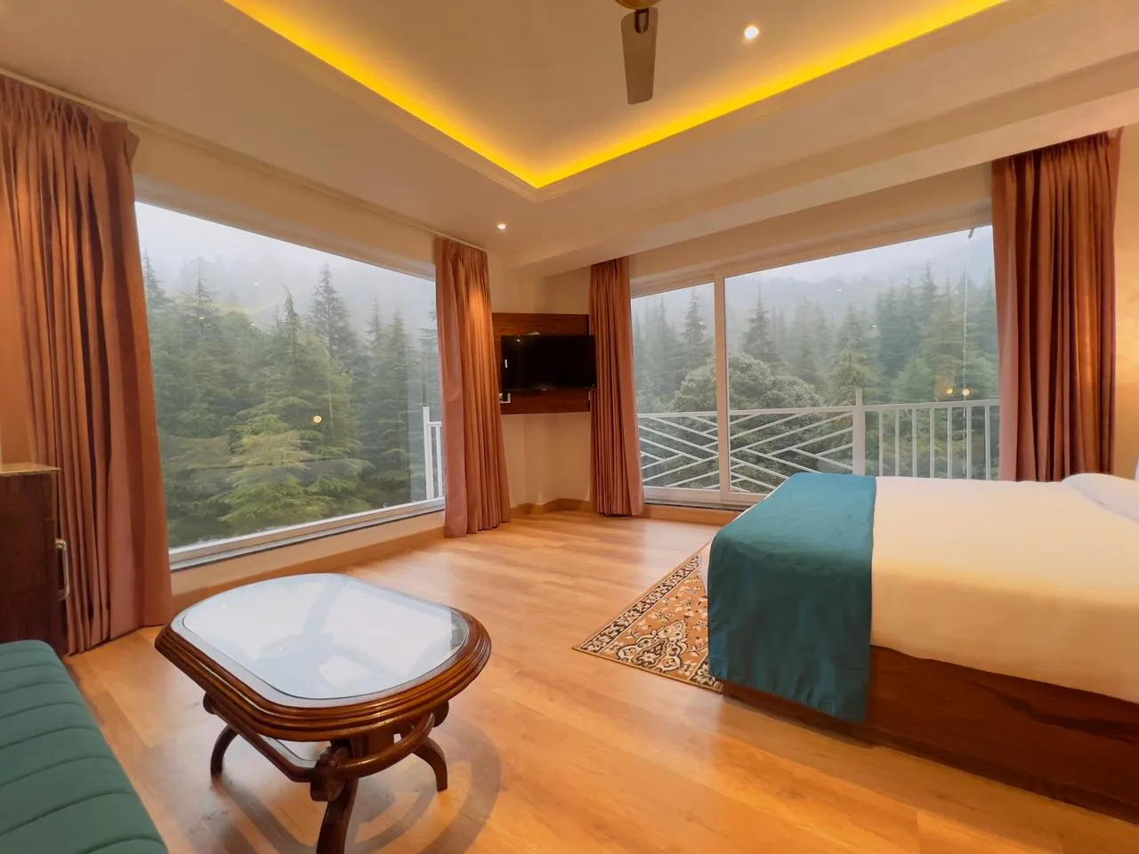 DLS Ark Holiday Inn Room