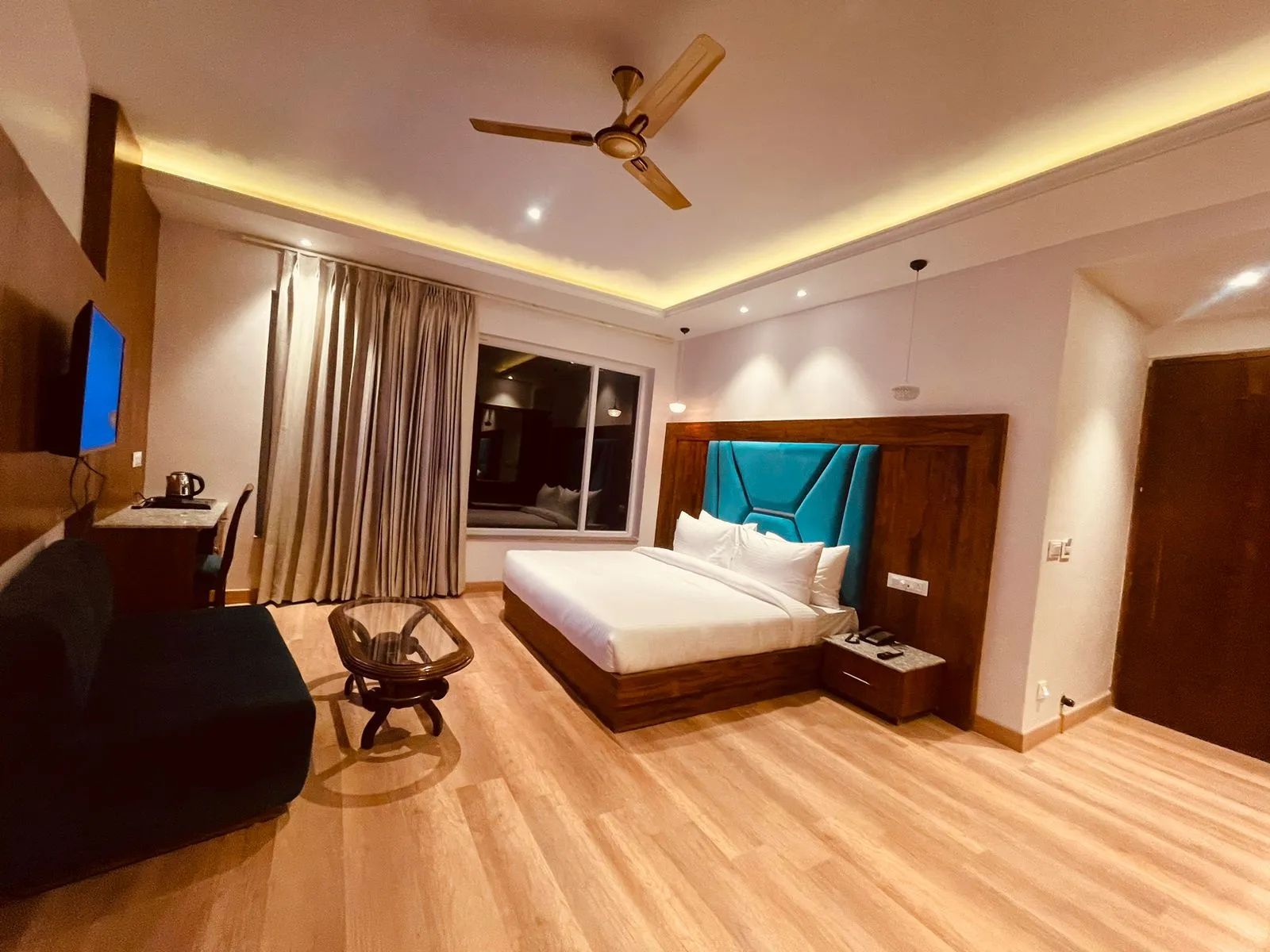 DLS Ark Holiday Inn Room