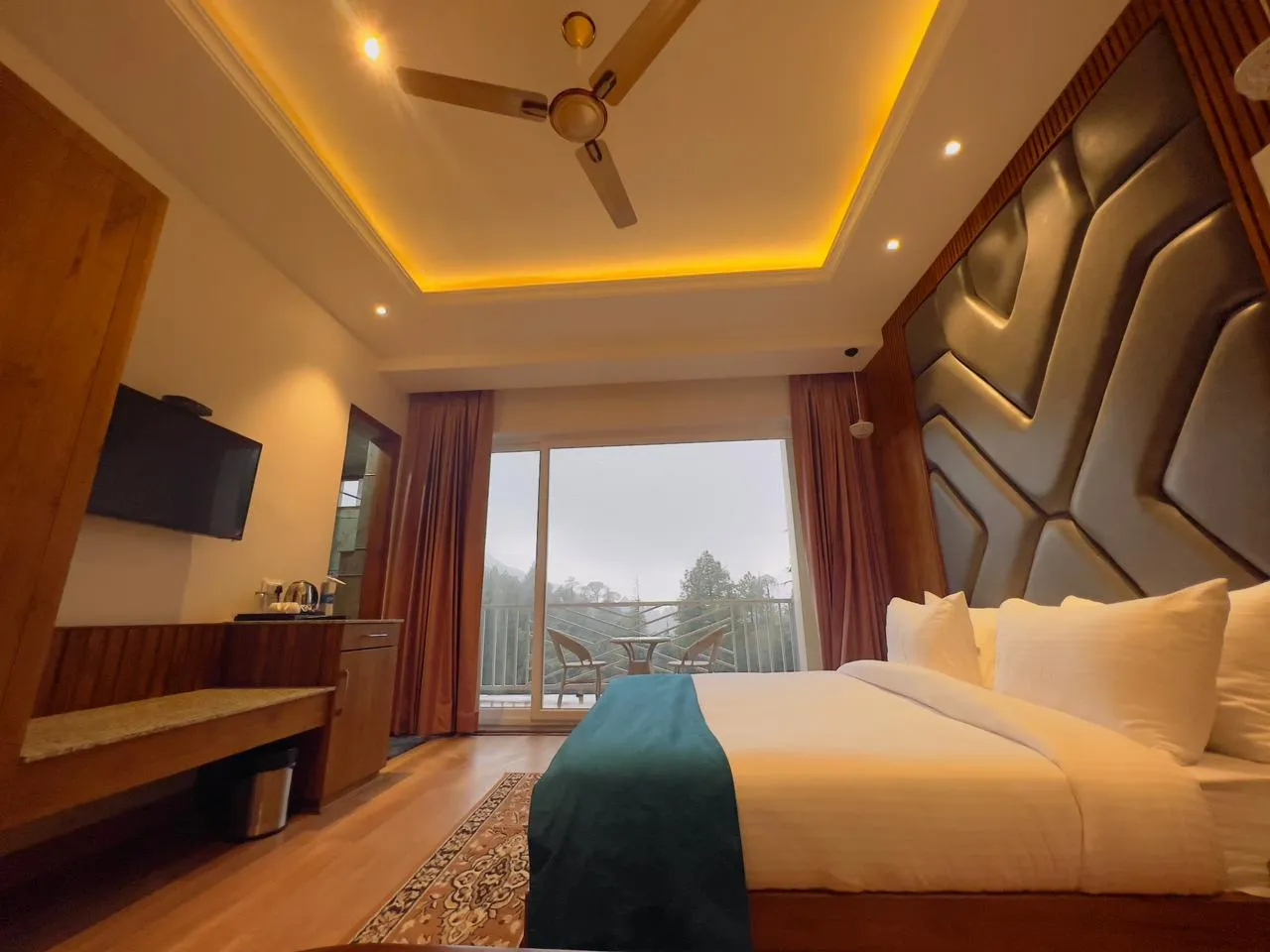 DLS Ark Holiday Inn Room