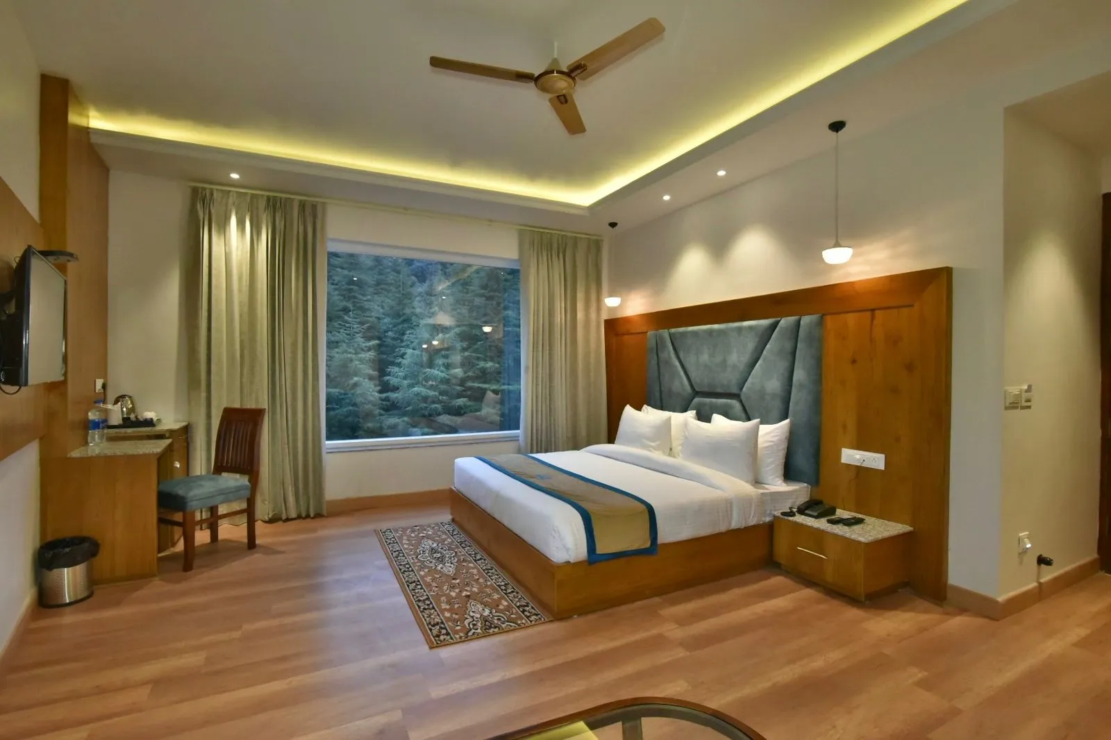 DLS Ark Holiday Inn Room