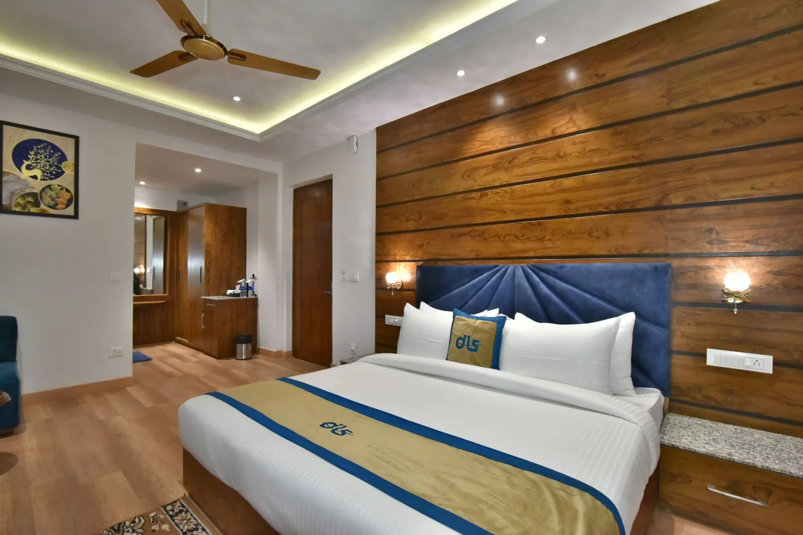 DLS Ark Holiday Inn Room