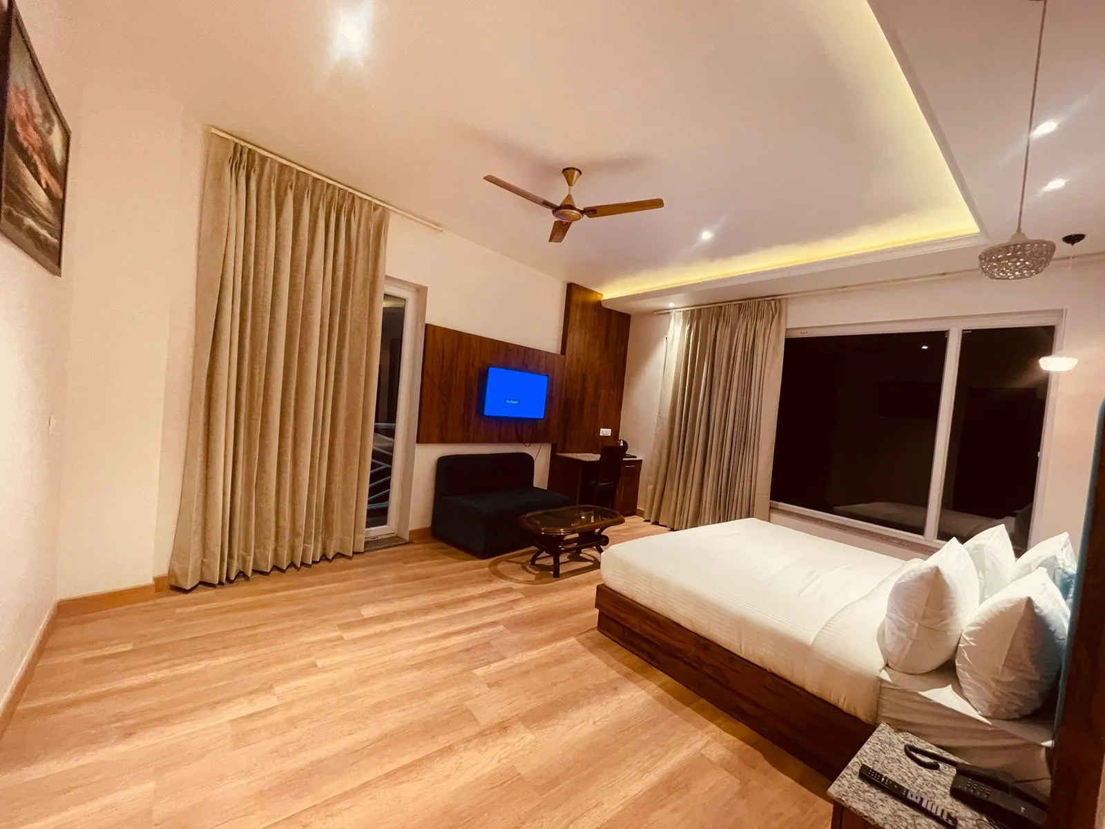 DLS Ark Holiday Inn Room