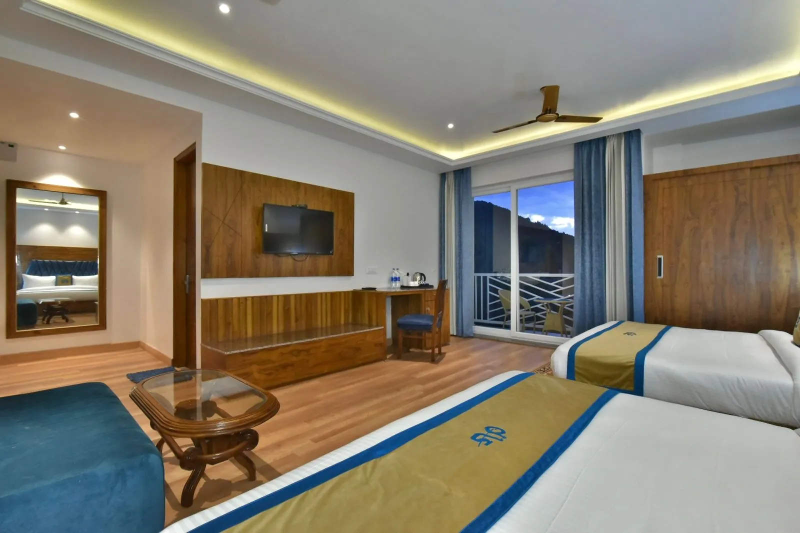 DLS Ark Holiday Inn Room