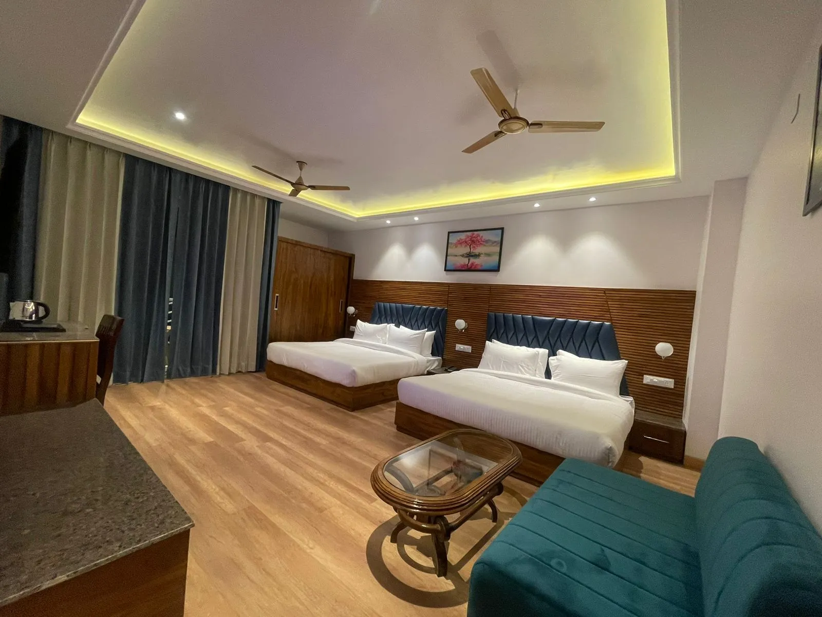 DLS Ark Holiday Inn Room