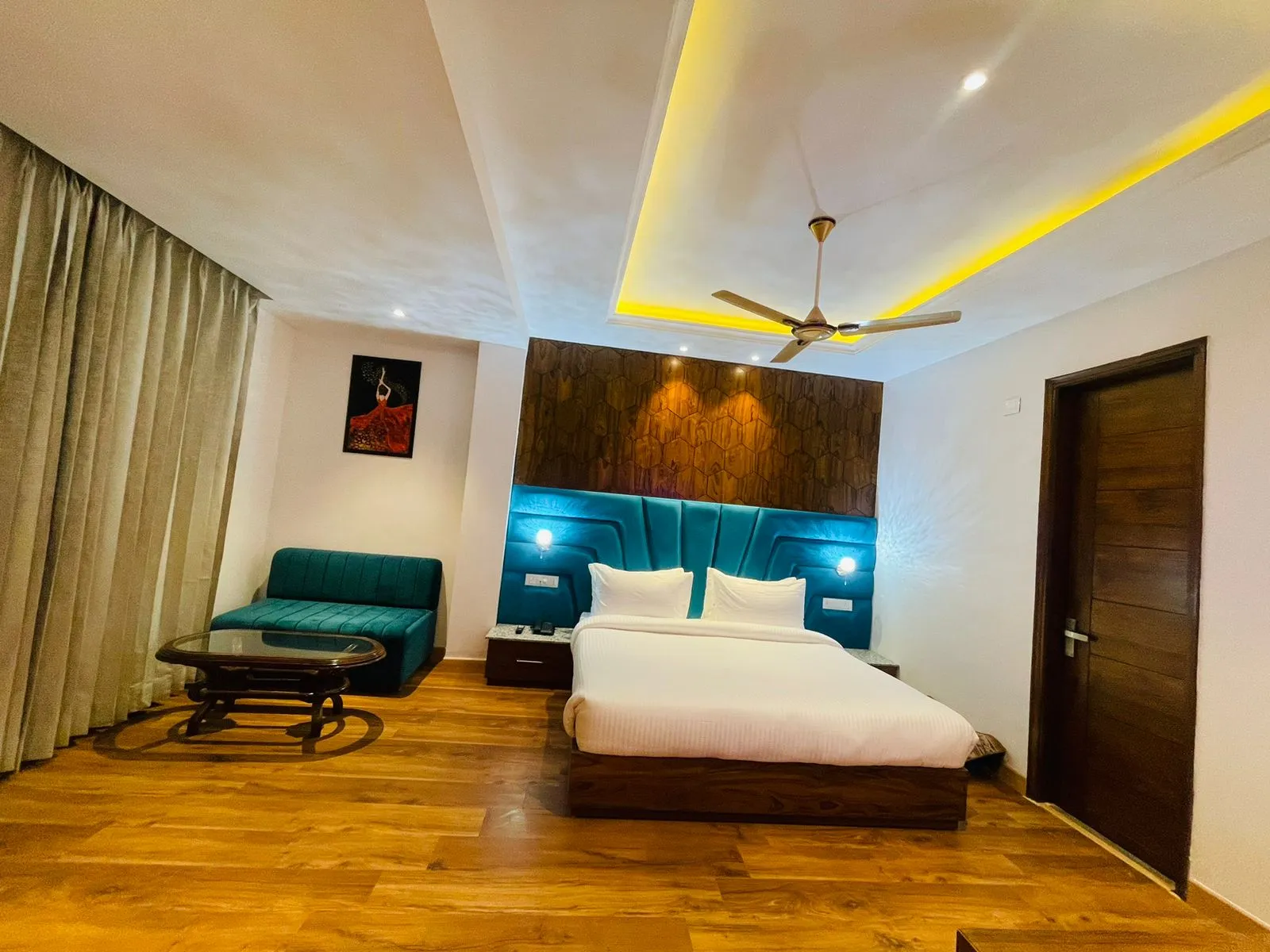 DLS Ark Holiday Inn Room