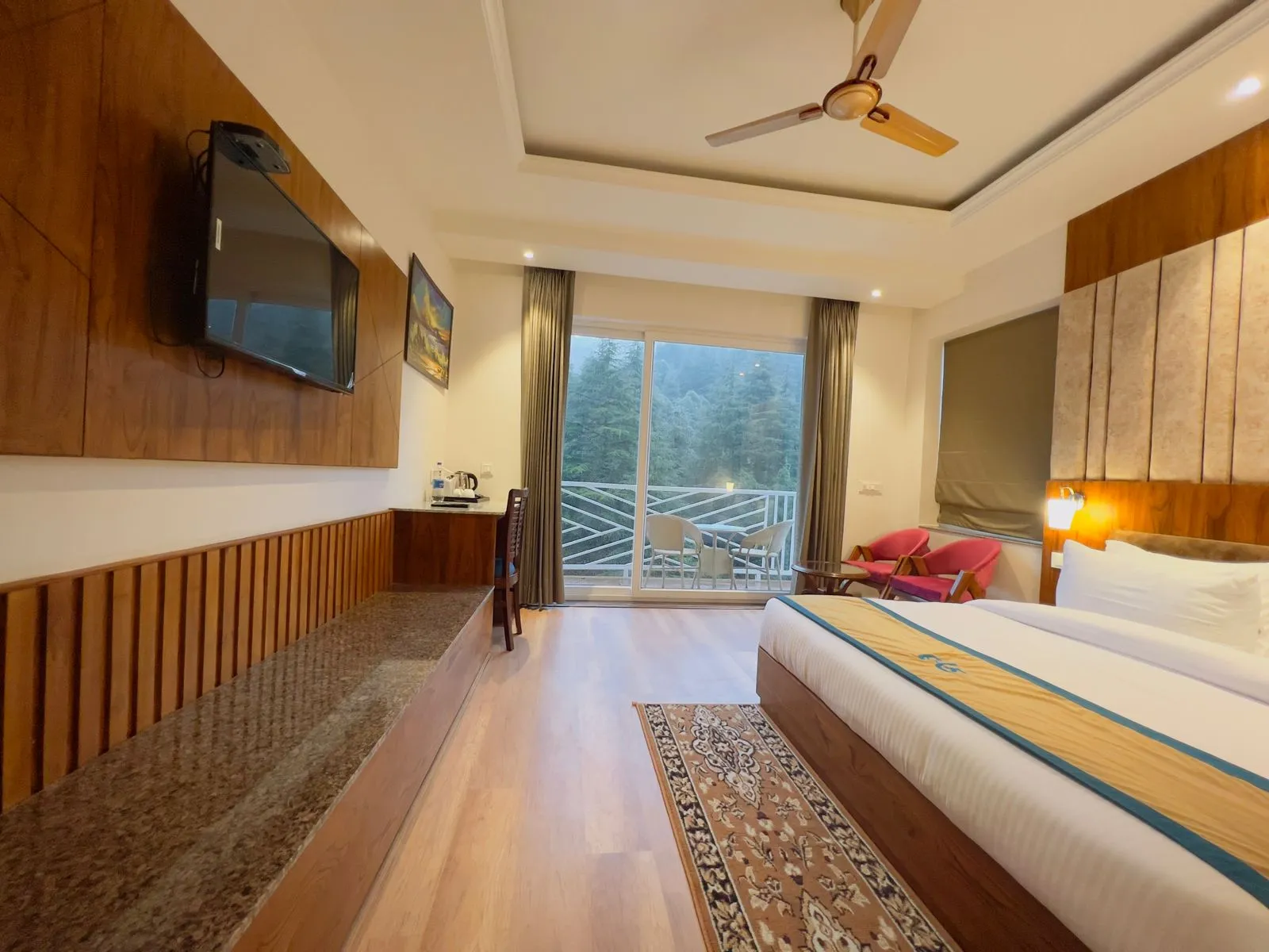 DLS Ark Holiday Inn Room